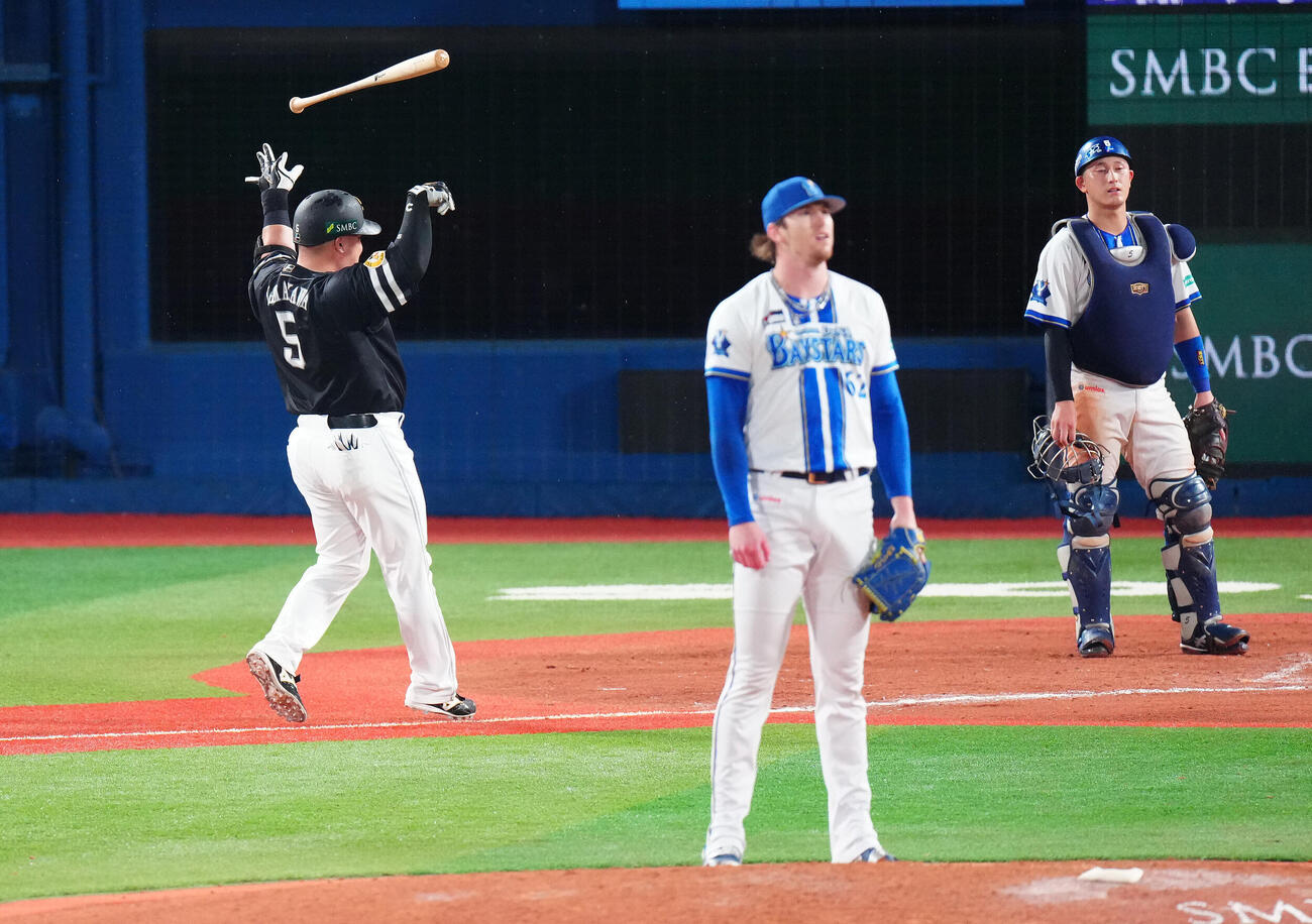 DeNA対ソフトバンク　9回表ソフトバンク1死、ソロ本塁打を放ちバットを投げる代打山川穂高。投手ショーン・レイノルズ（撮影・鈴木みどり）