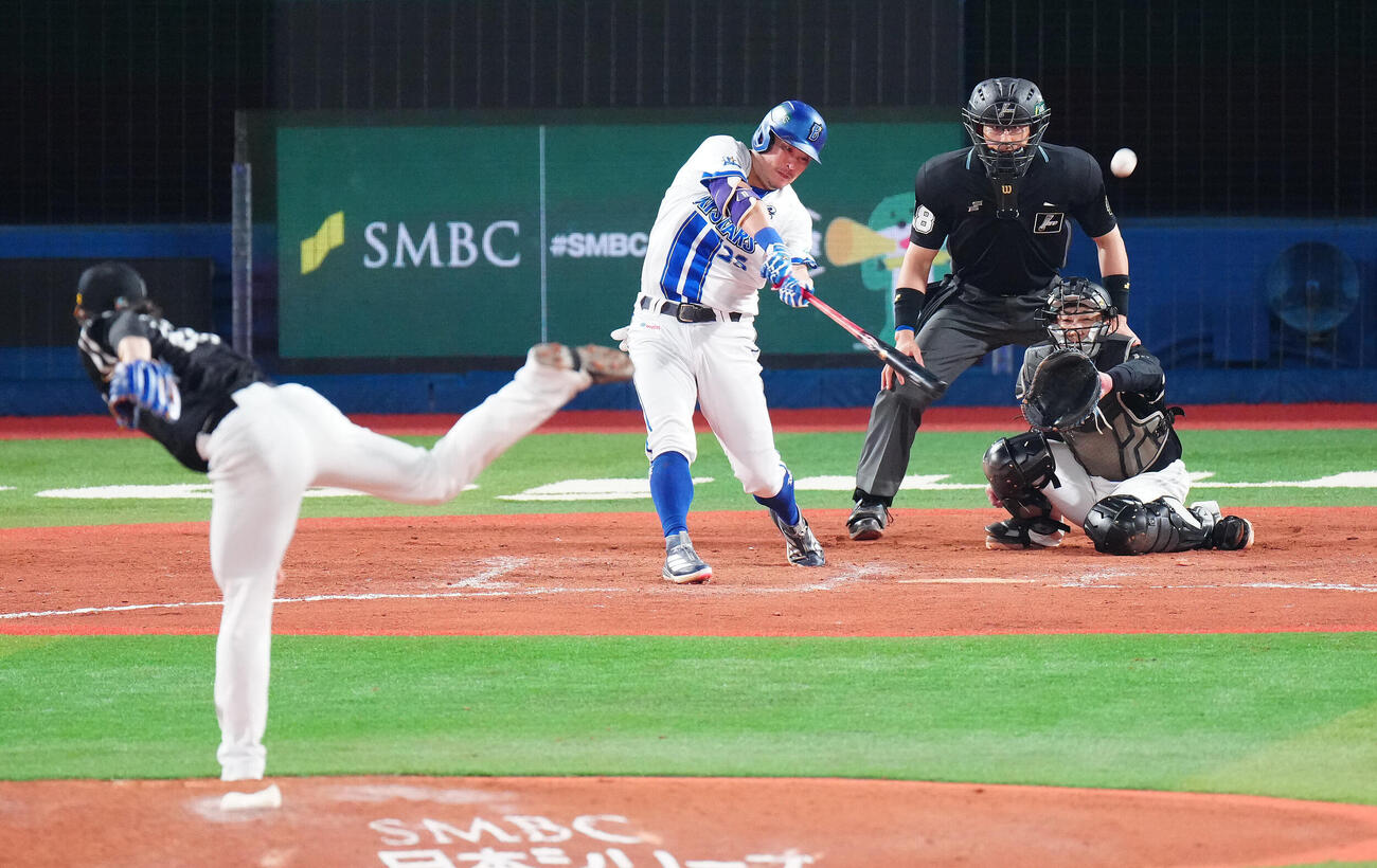 DeNA対ソフトバンク　8回裏DeNA1死一、二塁、3点本塁打を放つ筒香嘉智。投手松本裕樹（撮影・鈴木みどり）