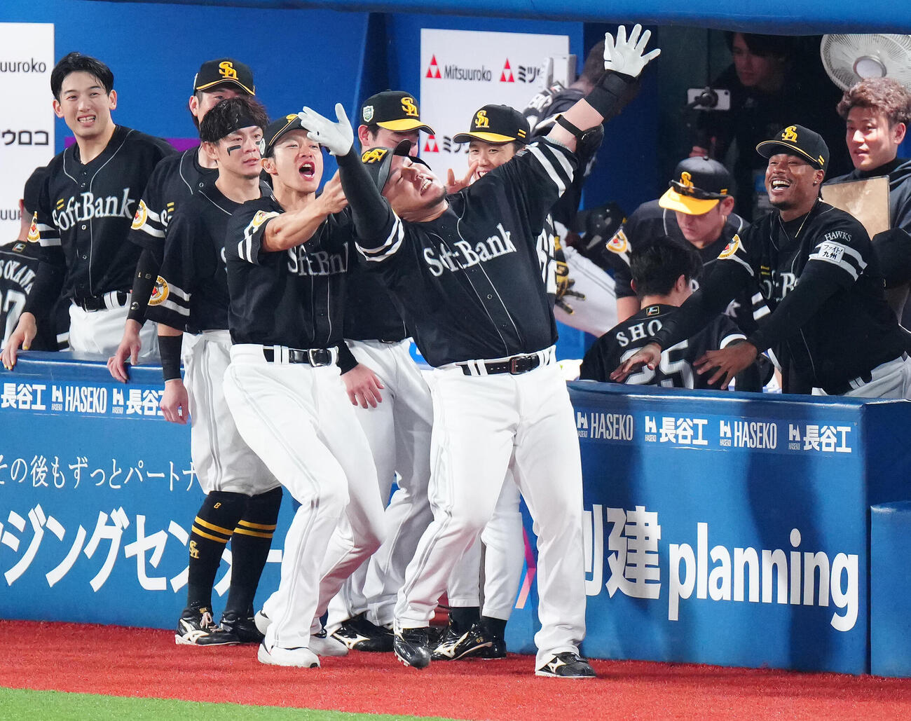 DeNA対ソフトバンク　9回表ソフトバンク1死、同点本塁打を放った代打山川穂高（中央）はどすこいポーズ（撮影・鈴木みどり）