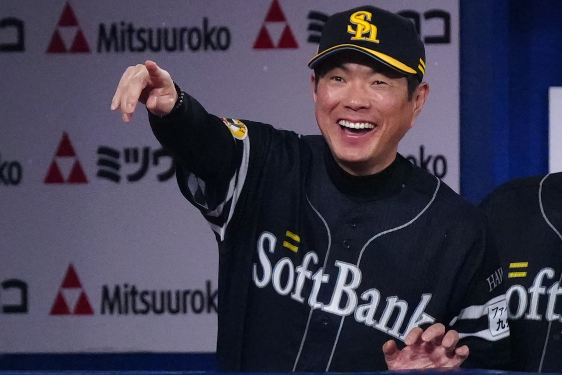 DeNA対ソフトバンク　9回表ソフトバンク1死、本塁打を放った代打山川穂高を笑顔で迎える小久保裕紀監督（撮影・江口和貴）