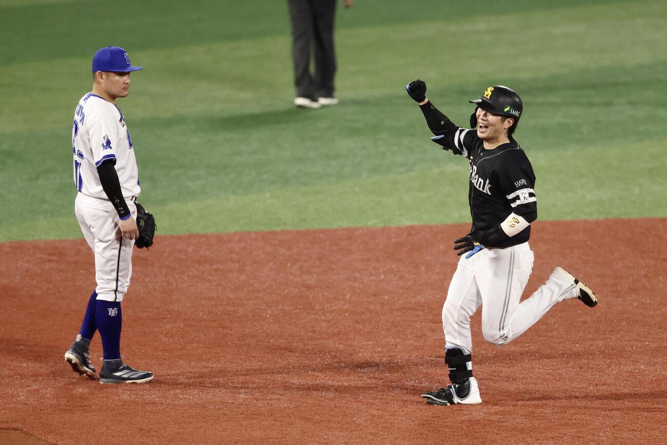 DeNA対ソフトバンク　延長10回表ソフトバンク1死、勝ち越し中越えソロ本塁打を放ちダイヤモンドを回る
川村友斗。左は筒香嘉智（撮影・河田真司）