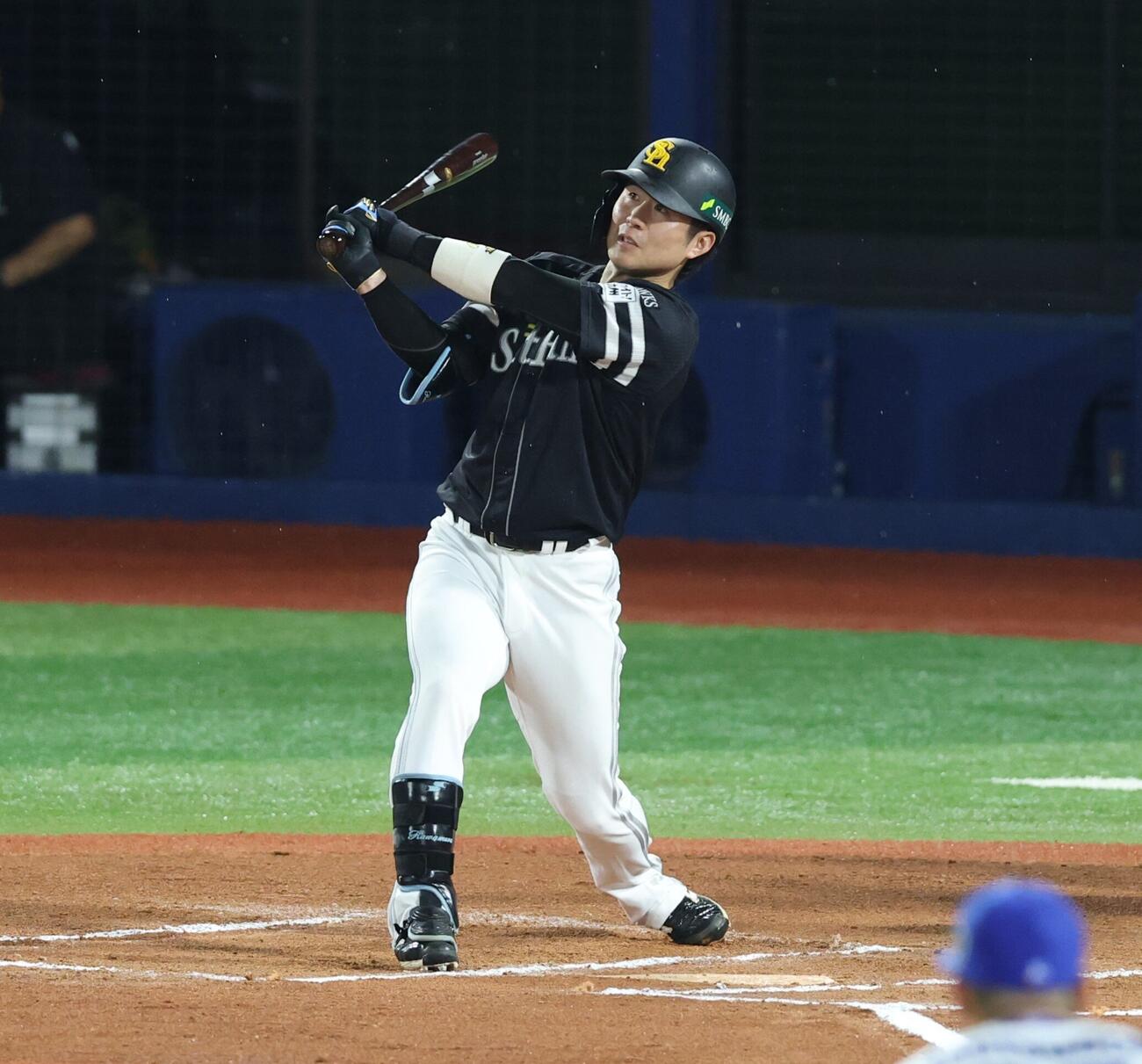 DeNA対ソフトバンク　10回表ソフトバンク1死、本塁打を放つ川村友斗（撮影・黒川智章）