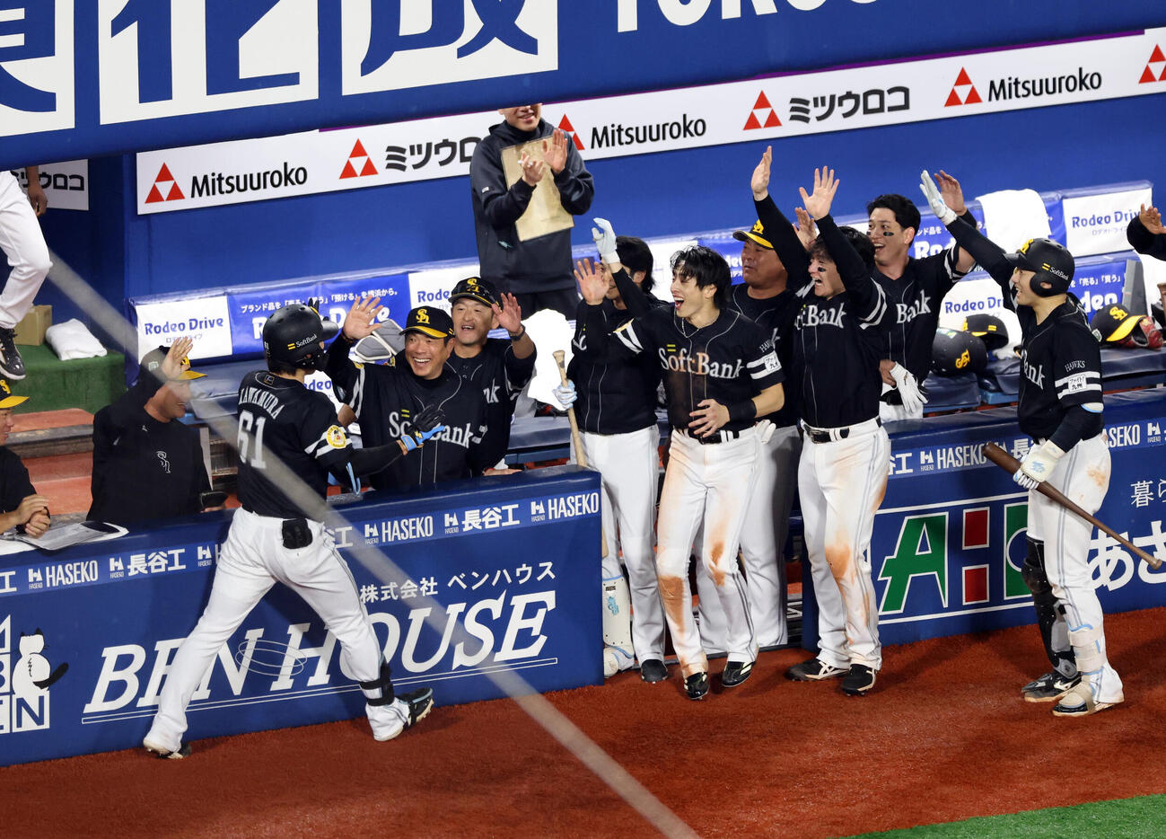 DeNA対ソフトバンク　10回表ソフトバンク1死、川村友斗（左）がソロ本塁打を放ち大喜びで迎える小久保裕紀監督（中央）と選手たち（撮影・浅見桂子）