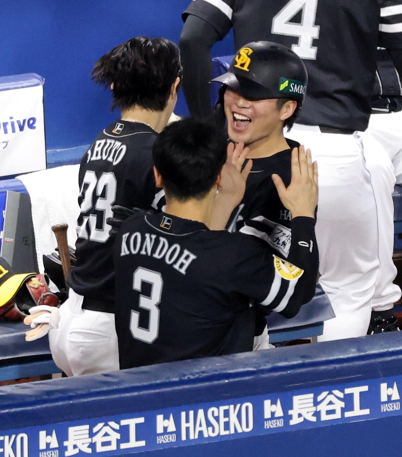 DeNA対ソフトバンク　10回表ソフトバンク1死、川村友斗はソロ本塁打を放ち大喜びで周東佑京と抱擁する（撮影・浅見桂子）