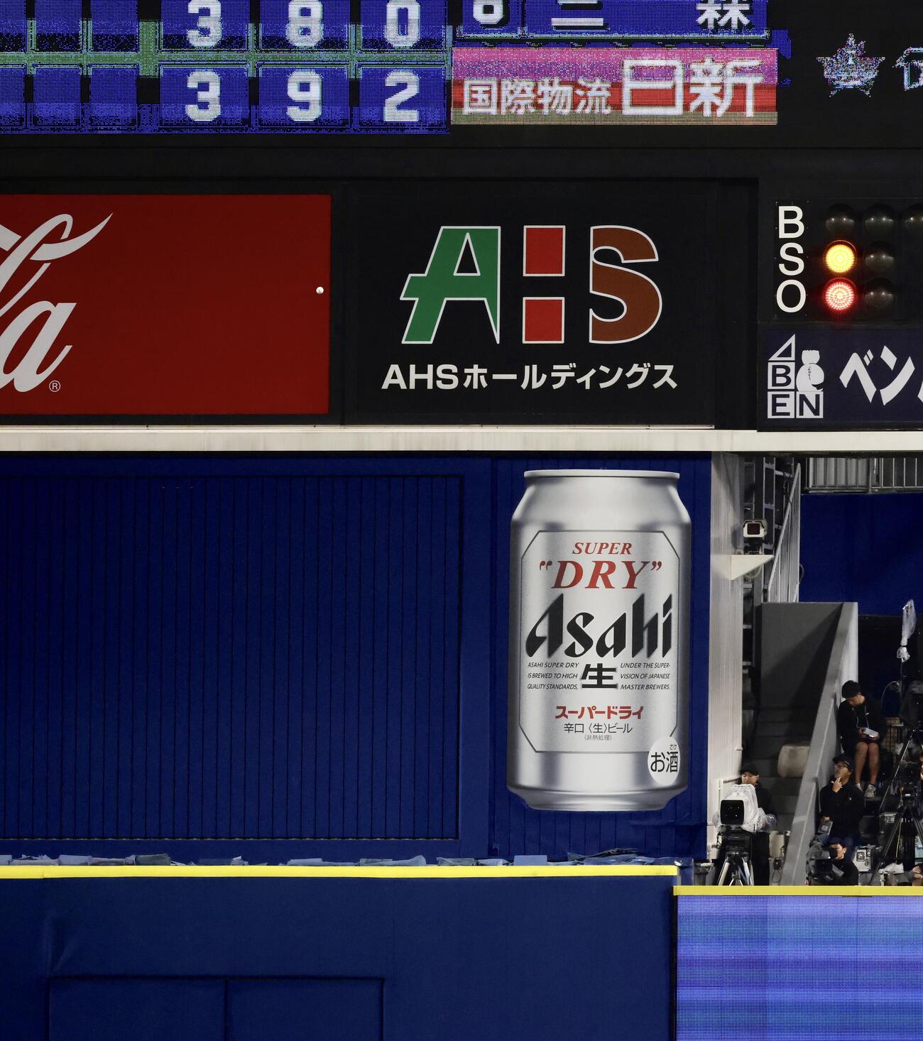 DeNA対ソフトバンク　10回表ソフトバンク1死、勝ち越し本塁打となる川村友斗の打球（撮影・河田真司）