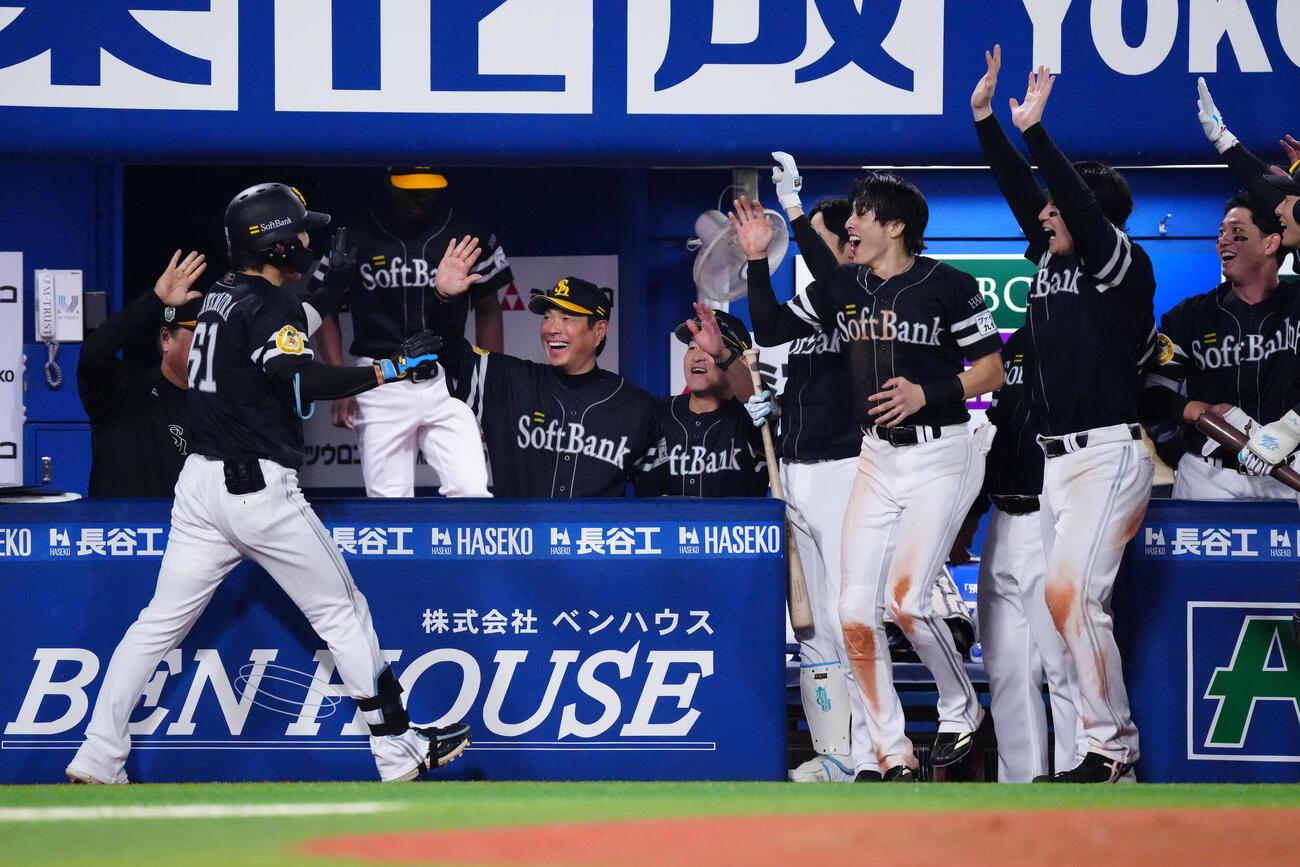 DeNA対ソフトバンク　10回表ソフトバンク1死、本塁打を放った川村友斗（左端）を迎える小久保裕紀監督ら（撮影・江口和貴）
