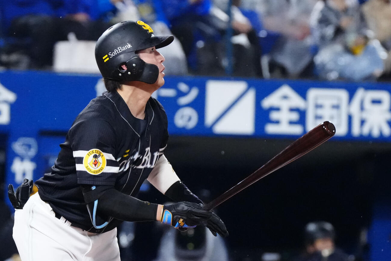 DeNA対ソフトバンク　10回表ソフトバンク1死、本塁打を放つ川村友斗（撮影・江口和貴）