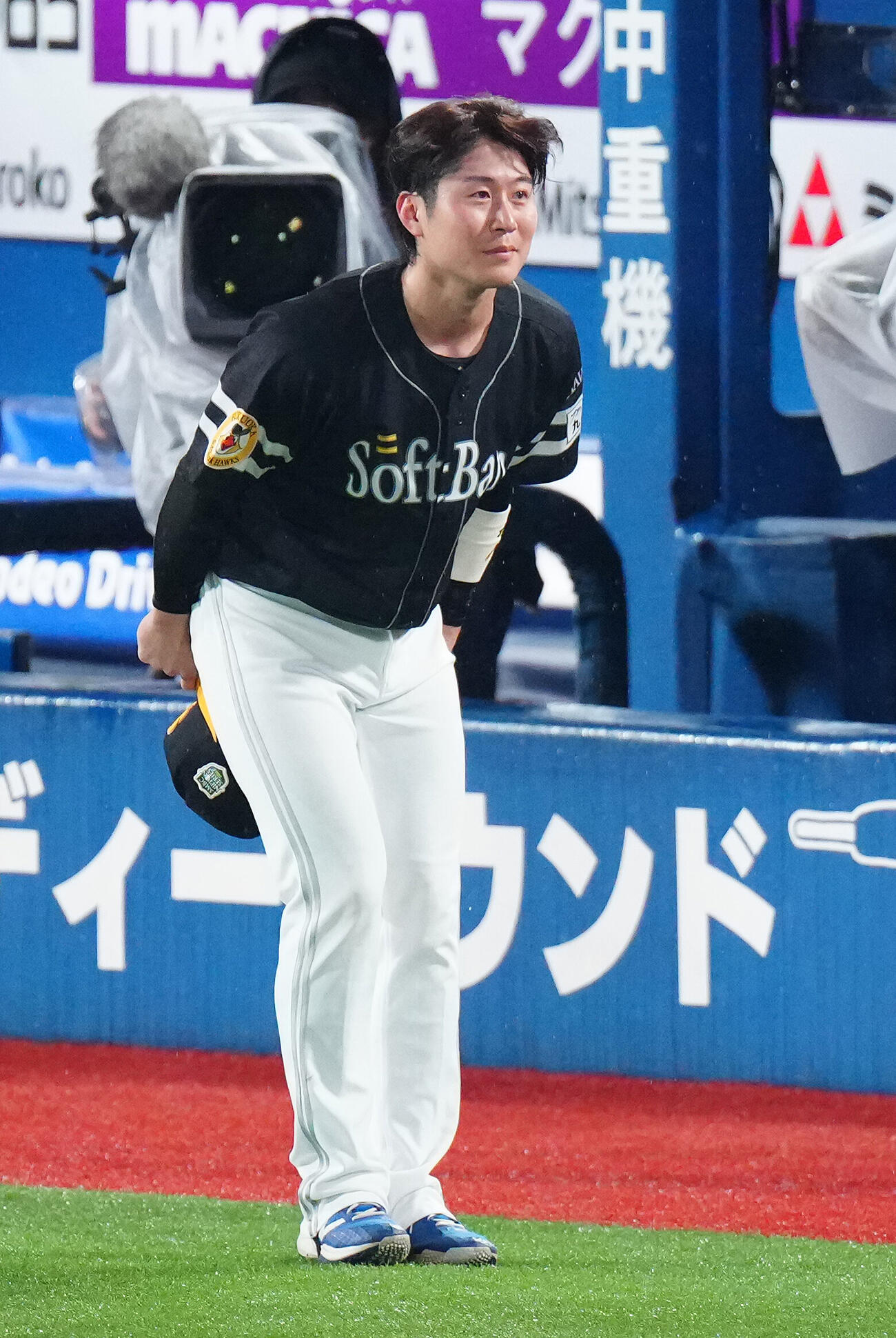 DeNA対ソフトバンク　ヒーローインタビュー後声援に応えるソフトバンク川村友斗（撮影・鈴木みどり）