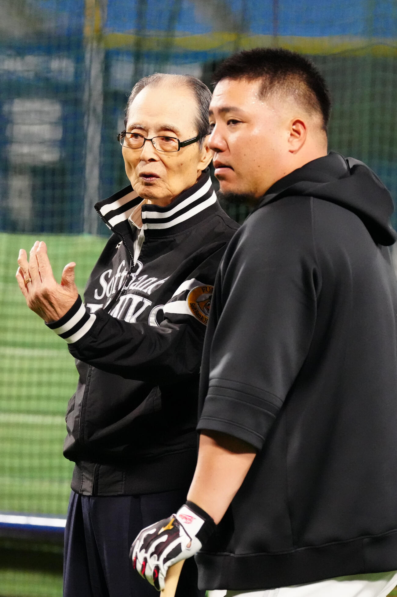 日本シリーズ前日練習でソフトバンク山川穂高（右）に打撃指導する王貞治球団会長（2026年10月23日撮影）
