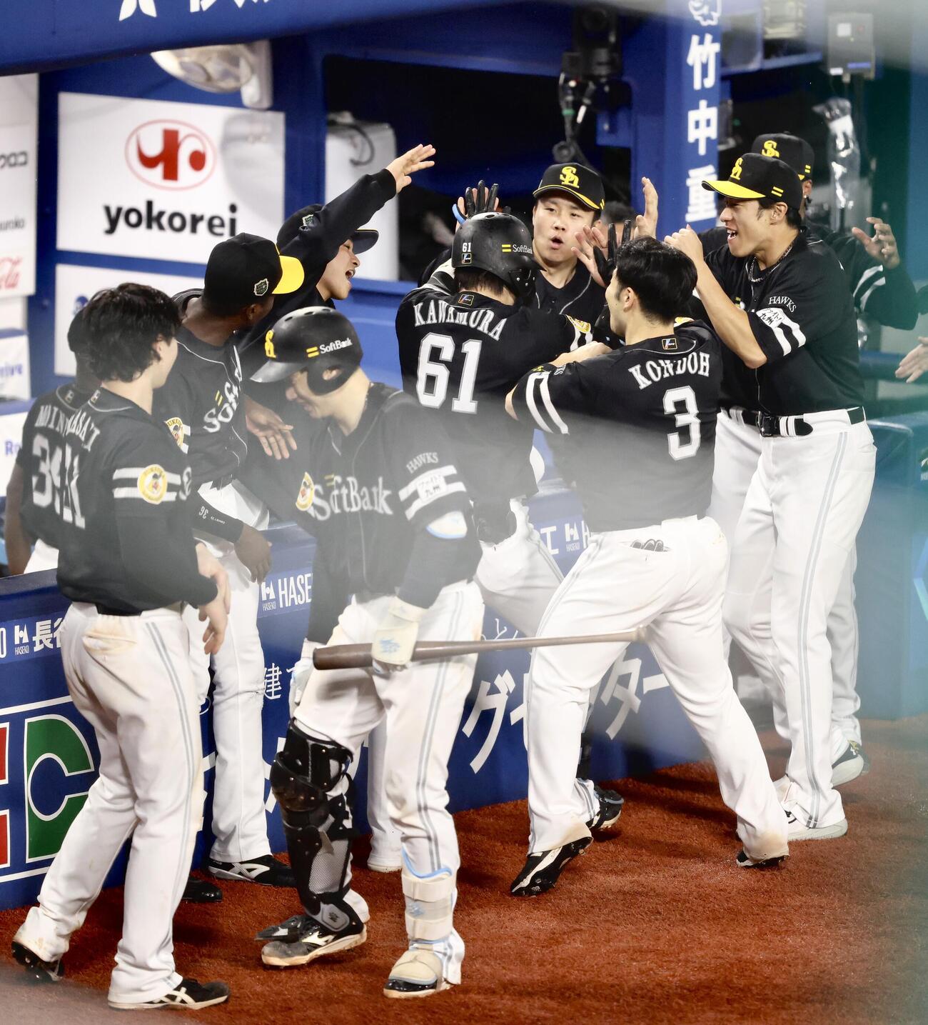DeNA対ソフトバンク　10回表ソフトバンク1死、勝ち越し中越えソロ本塁打で生還する川村友斗（中央）を笑顔で迎えるチームメート（撮影・河田真司）