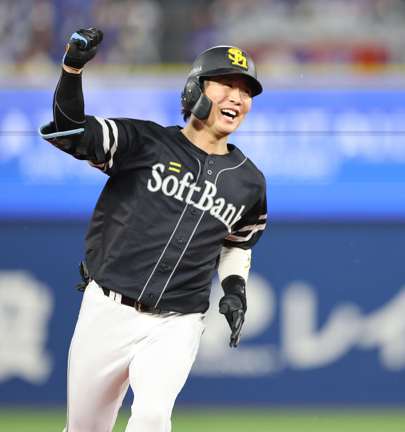 DeNA対ソフトバンク10回表ソフトバンク1死、川村友斗は中越えに勝ち越し本塁打を放ち笑顔でガッツポーズ（撮影・梅根麻紀）