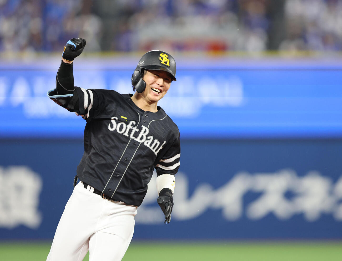 DeNA対ソフトバンク　10回表ソフトバンク1死、川村友斗は中越えに勝ち越し本塁打を放ちナインに向かって笑顔でガッツポーズ（撮影・梅根麻紀）