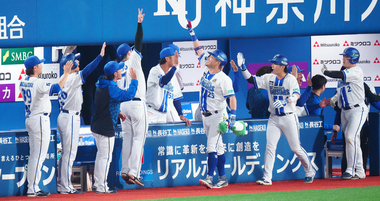DeNA対ソフトバンク　8回裏DeNA1死一、二塁、3点本塁打を放った筒香嘉智（中央右）はナインと笑顔でハイタッチ（撮影・鈴木みどり）