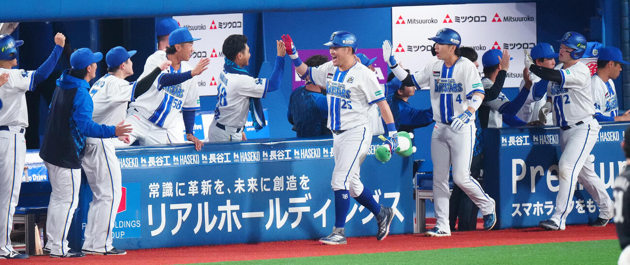 DeNA対ソフトバンク　8回裏DeNA1死一、二塁、3点本塁打を放った筒香嘉智（中央）はナインと笑顔でハイタッチ（撮影・鈴木みどり）