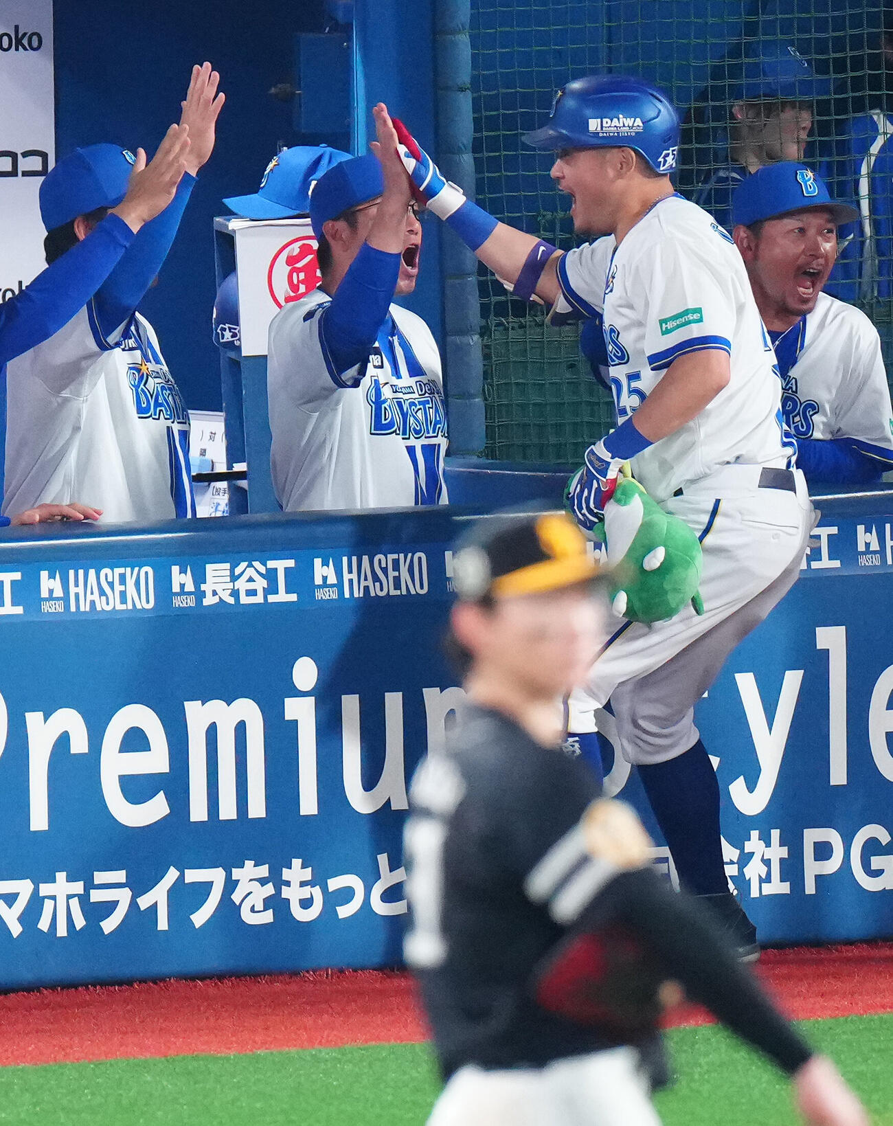 DeNA対ソフトバンク　8回裏DeNA1死一、二塁、3点本塁打を放った筒香嘉智（右）を迎える相川亮二監督（撮影・鈴木みどり）
