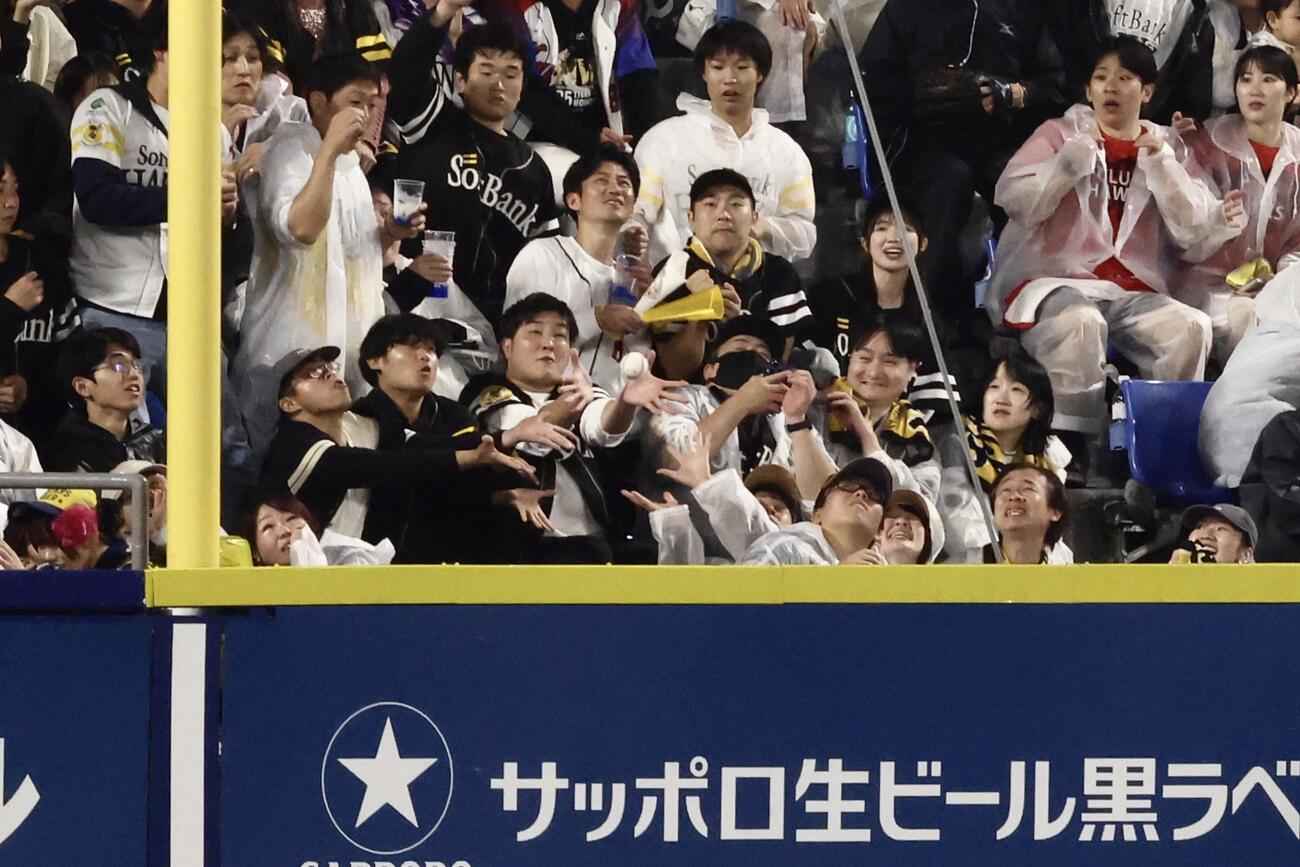 DeNA対ソフトバンク　8回裏DeNA1死一、二塁、筒香嘉智の左越え逆転3点本塁打となる打球（撮影・河田真司）