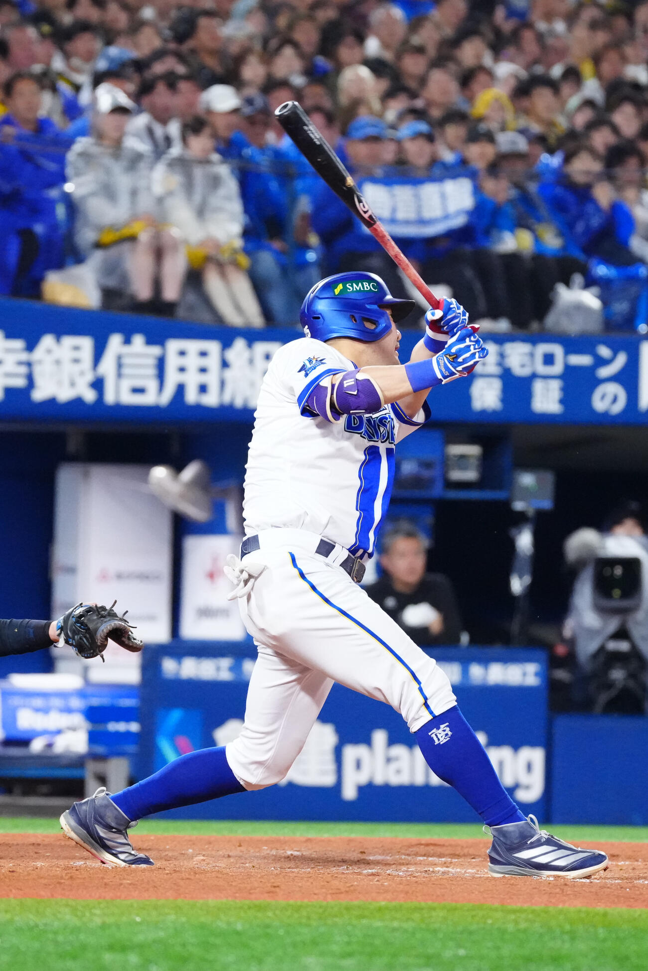 DeNA対ソフトバンク　8回裏DeNA1死一、二塁、3点本塁打を放つ筒香嘉智（撮影・江口和貴）