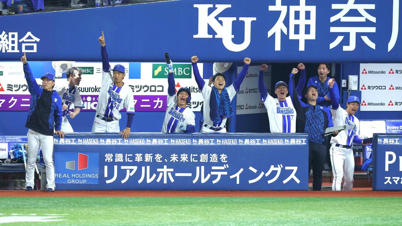 DeNA対ソフトバンク　8回裏、筒香嘉智の3点本塁打に沸くDeNAナイン（撮影・黒川智章）