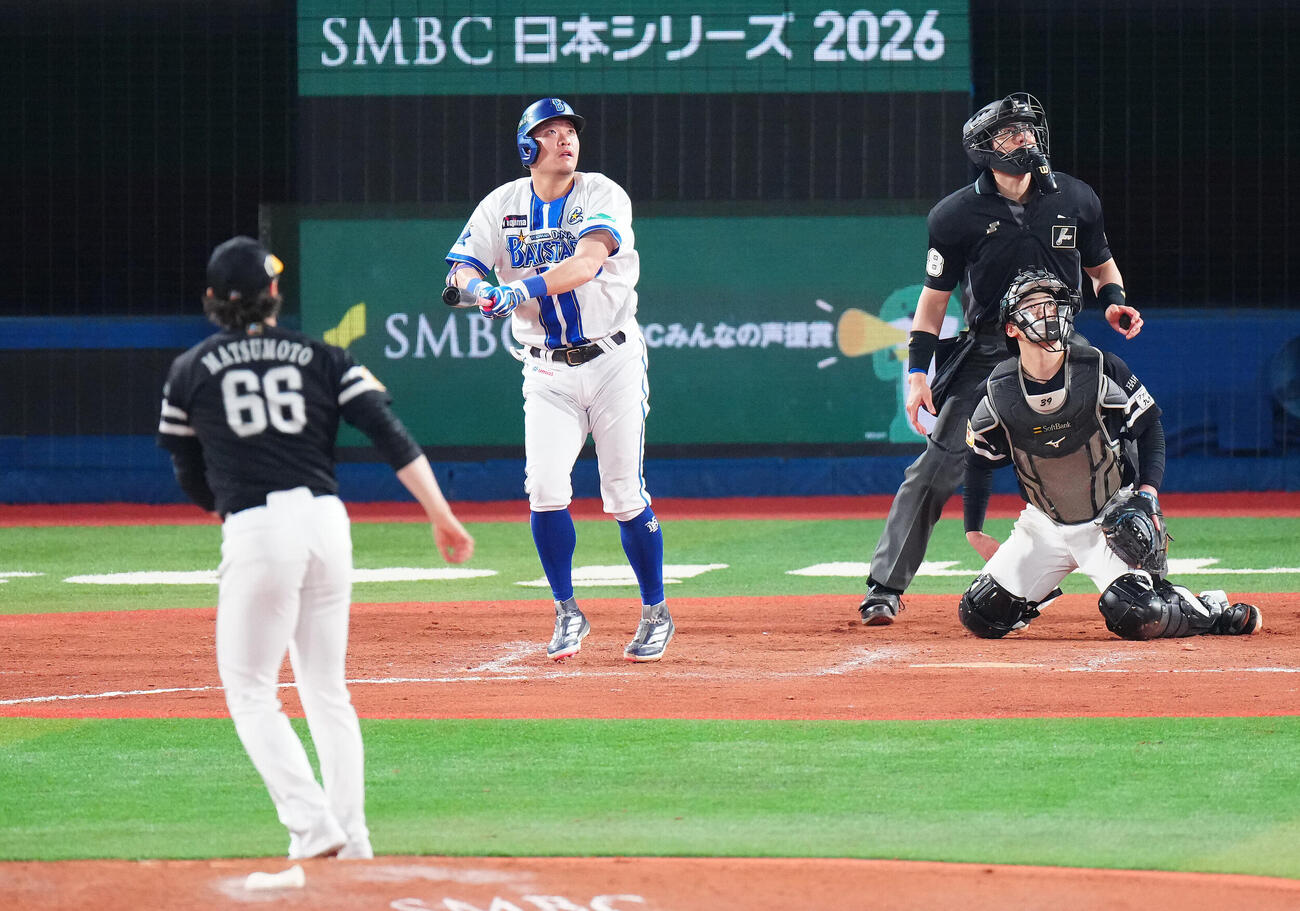 DeNA対ソフトバンク　8回裏DeNA1死一、二塁、3点本塁打を放つ筒香嘉智。投手松本裕樹（撮影・鈴木みどり）