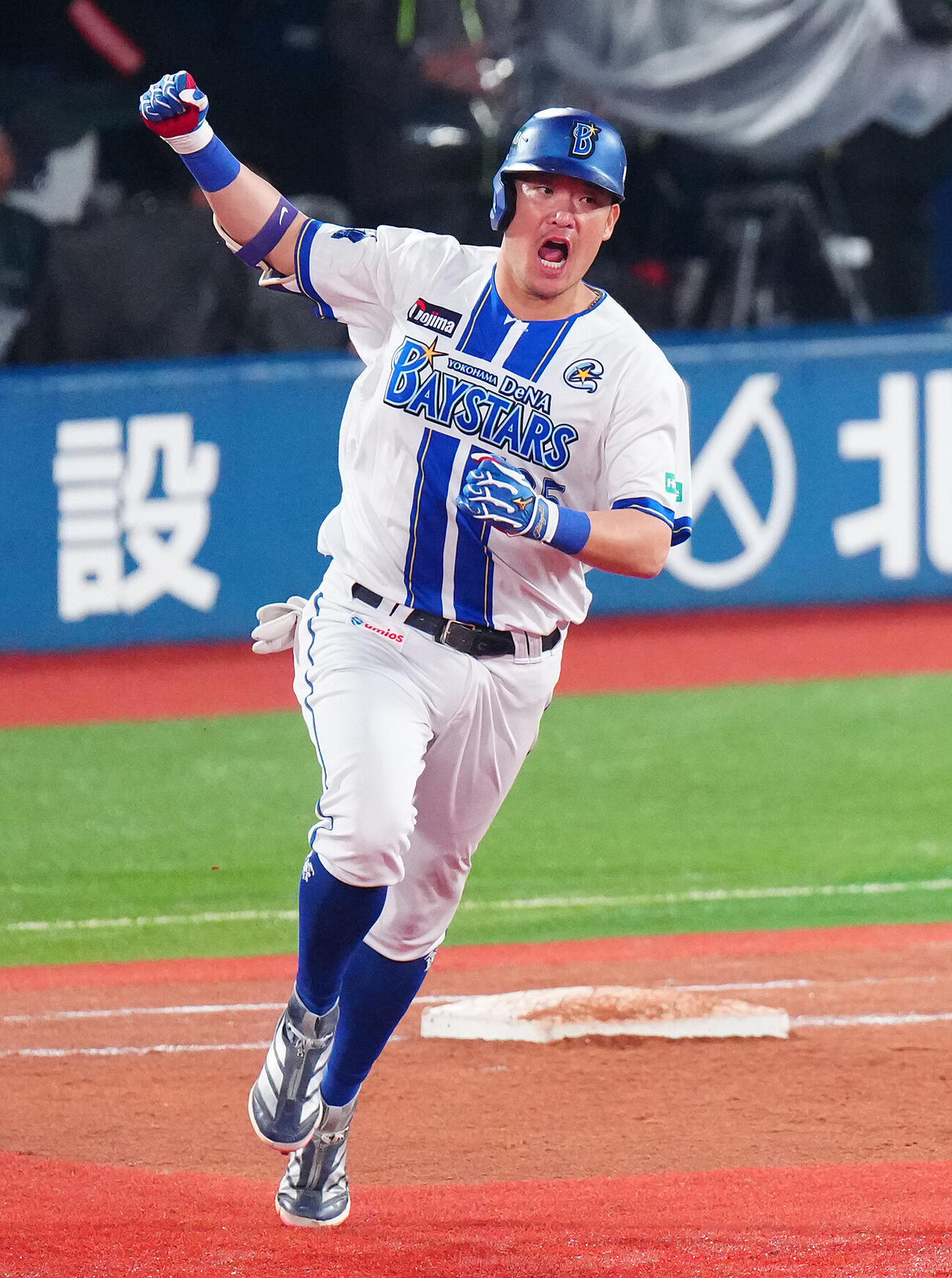 DeNA対ソフトバンク　8回裏DeNA1死一、二塁、3点本塁打を放ちガッツポーズする筒香嘉智（撮影・鈴木みどり）