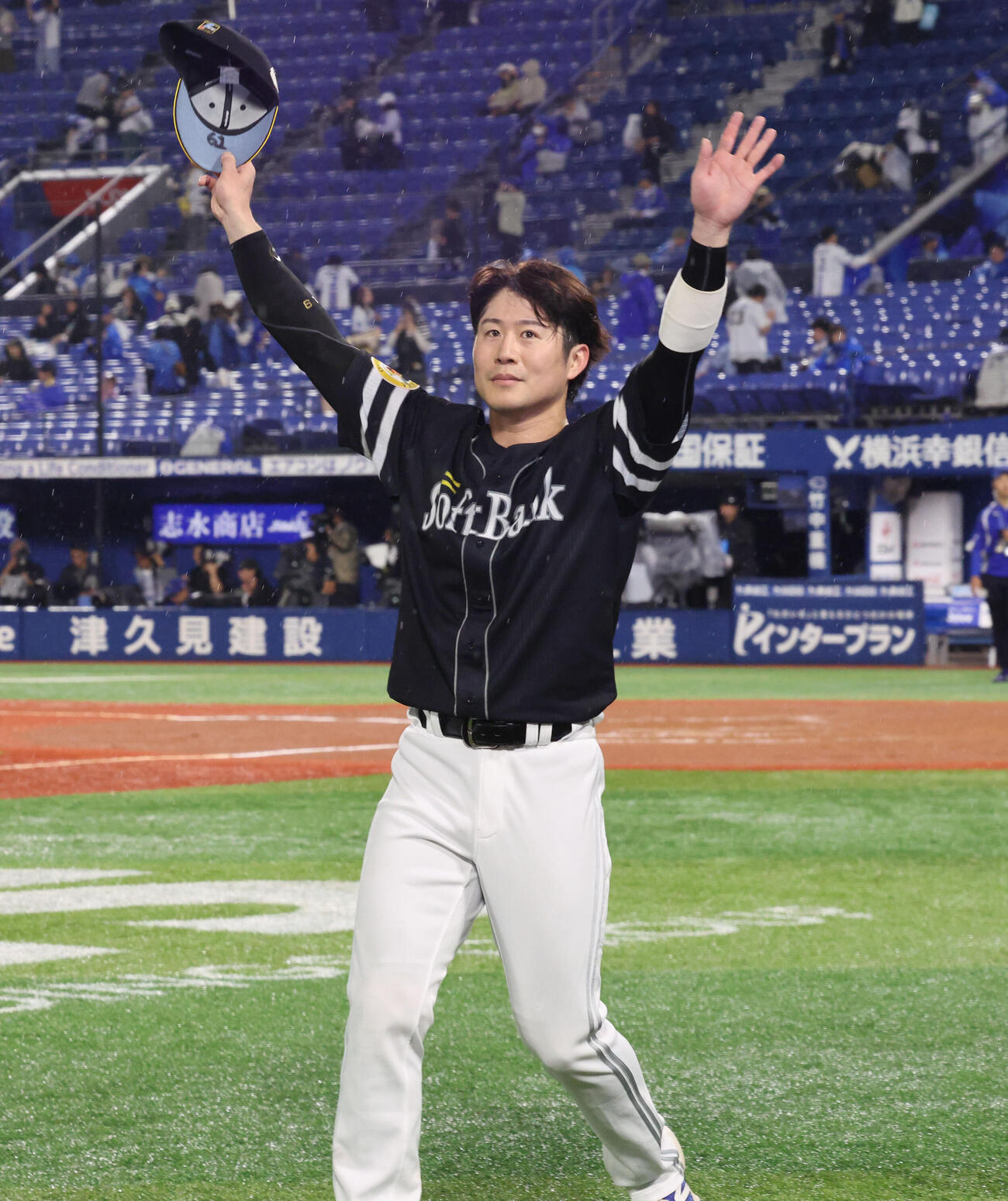 DeNA対ソフトバンク　ヒーローになったソフトバンク川村友斗はファンに手を振る（撮影・梅根麻紀）