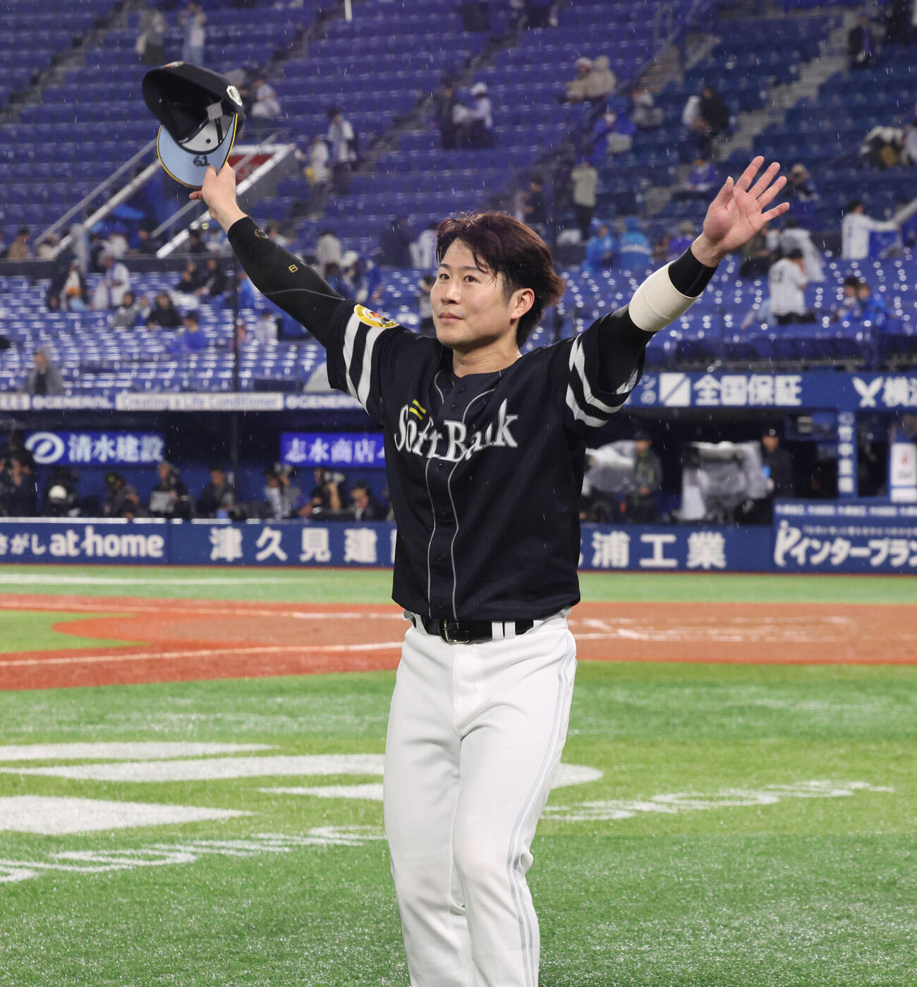 DeNA対ソフトバンク　ヒーローになったソフトバンク川村友斗はファンに手を振る（撮影・梅根麻紀）