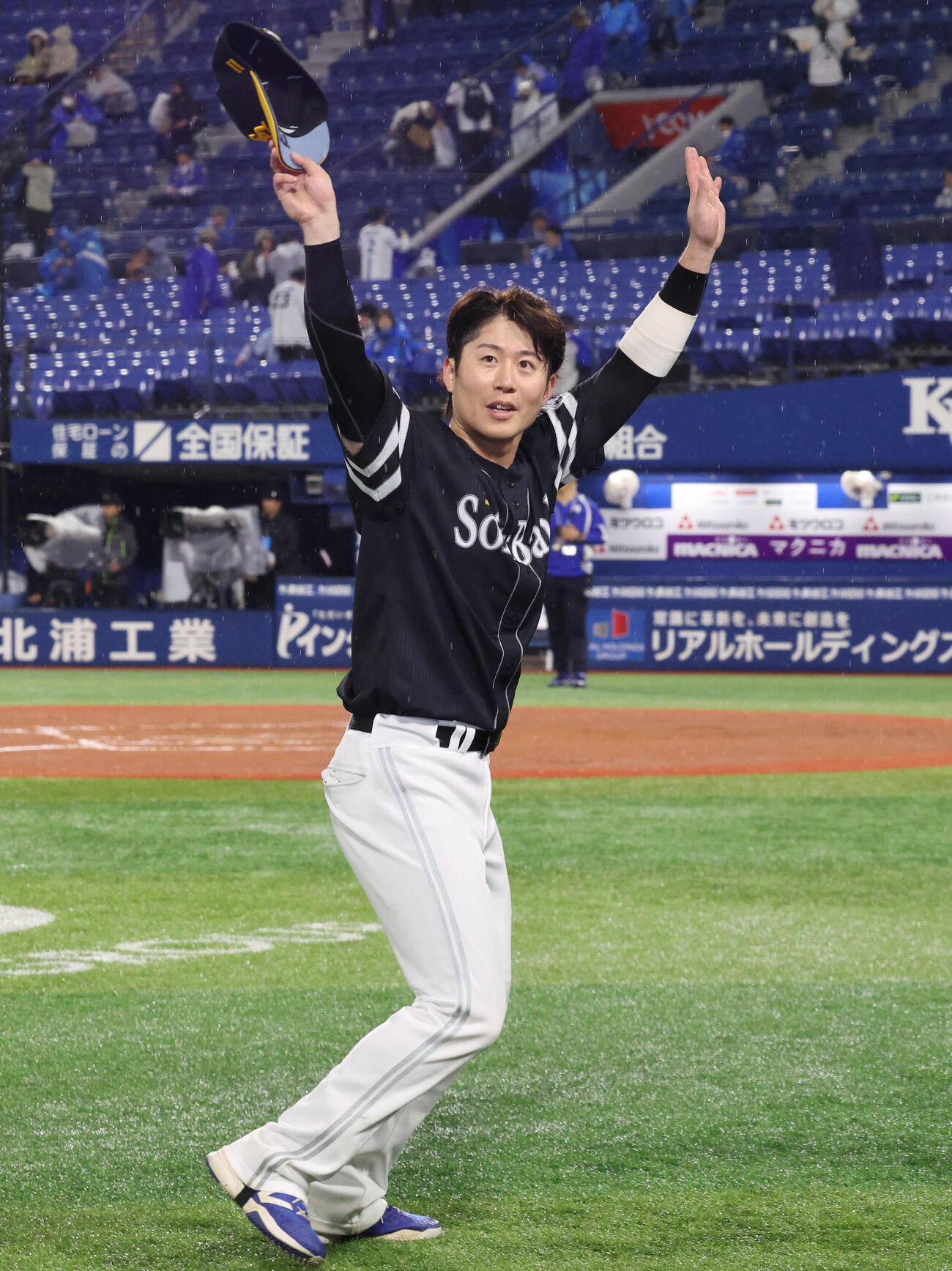 DeNA対ソフトバンク　ヒーローになったソフトバンク川村友斗はファンに手を振る（撮影・梅根麻紀）