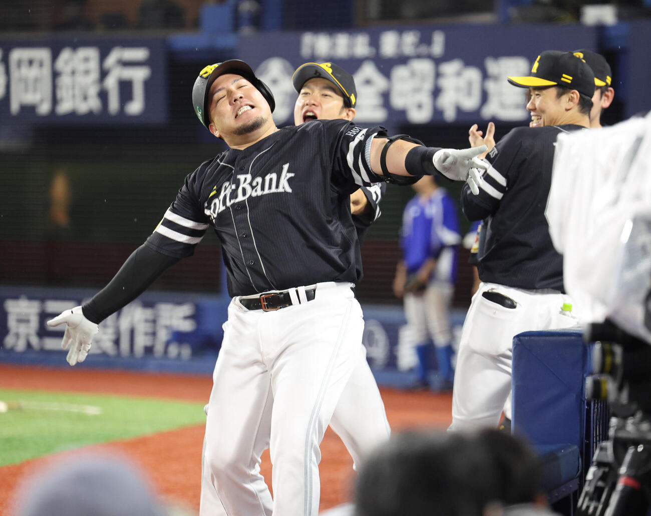 DeNA対ソフトバンク　9回表ソフトバンク1死、山川穂高は左越えに同点本塁打を放ちベンチのナインとハイタッチ、柳田悠岐にポーズをねだられ「どすこーい！」（撮影・梅根麻紀）