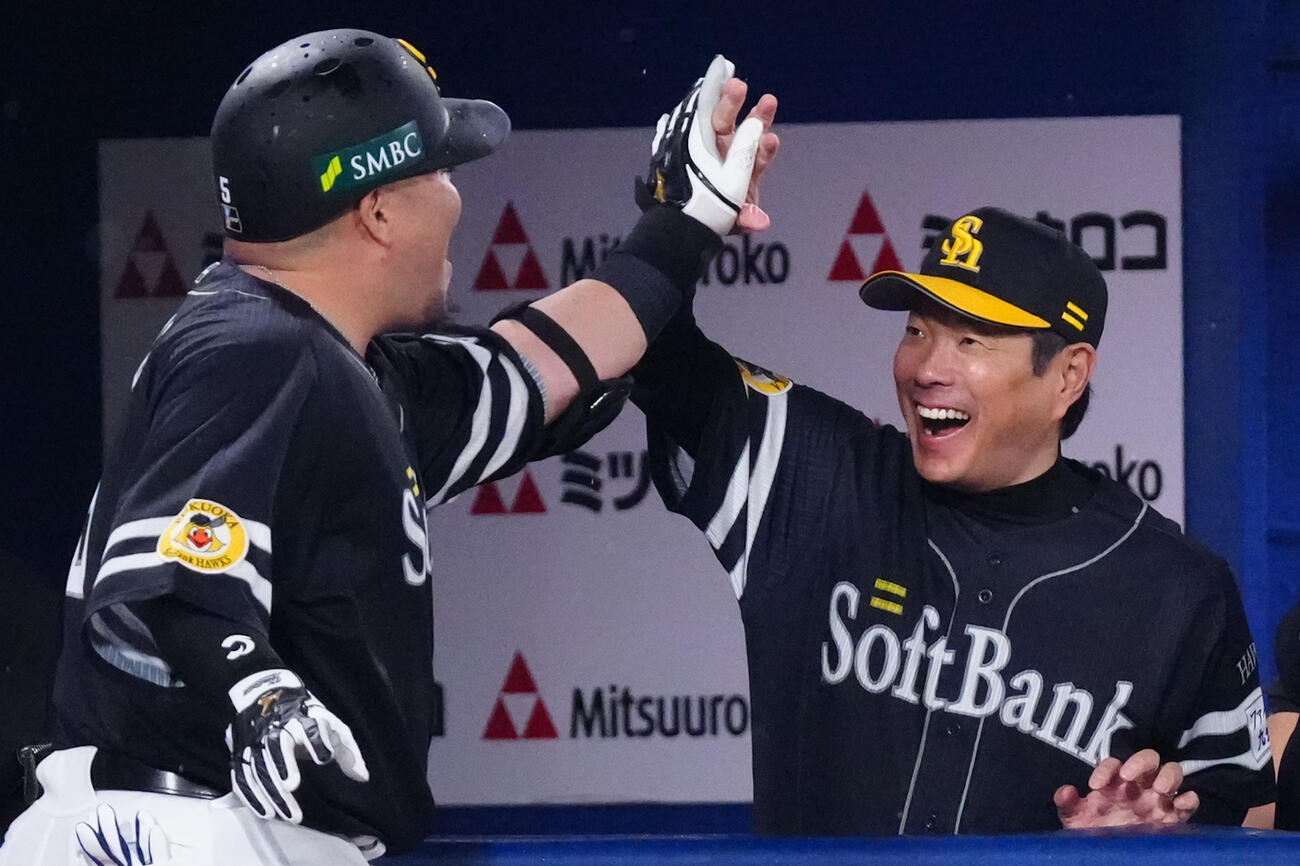 DeNA対ソフトバンク　9回表ソフトバンク1死、本塁打を放った代打山川穂高（左）とタッチを交わす小久保裕紀監督（撮影・江口和貴）