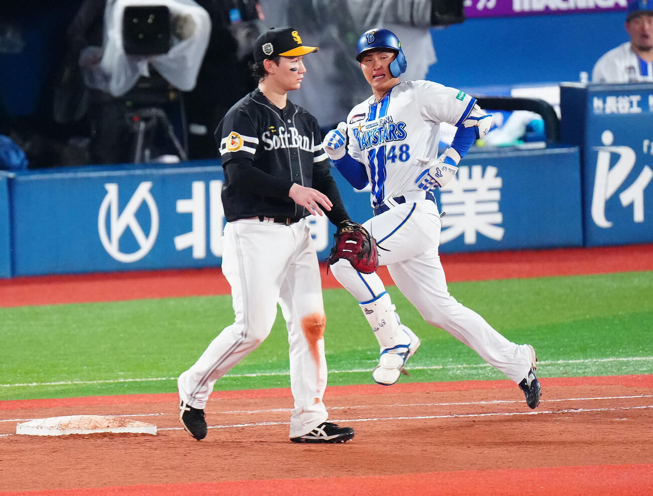 DeNA対ソフトバンク　7回裏DeNA1死、内野安打を放ち一塁へ駆け込む成瀬脩人一塁手正木智也。（撮影・鈴木みどり）