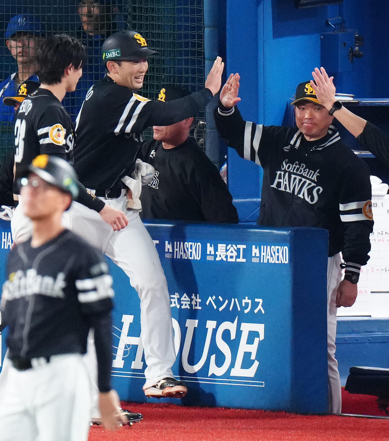 DeNA対ソフトバンク　4回表ソフトバンク2死一塁、庄子雄大の適時二塁打で生還した山本祐大を迎える小久保裕紀監督（右）（撮影・鈴木みどり）