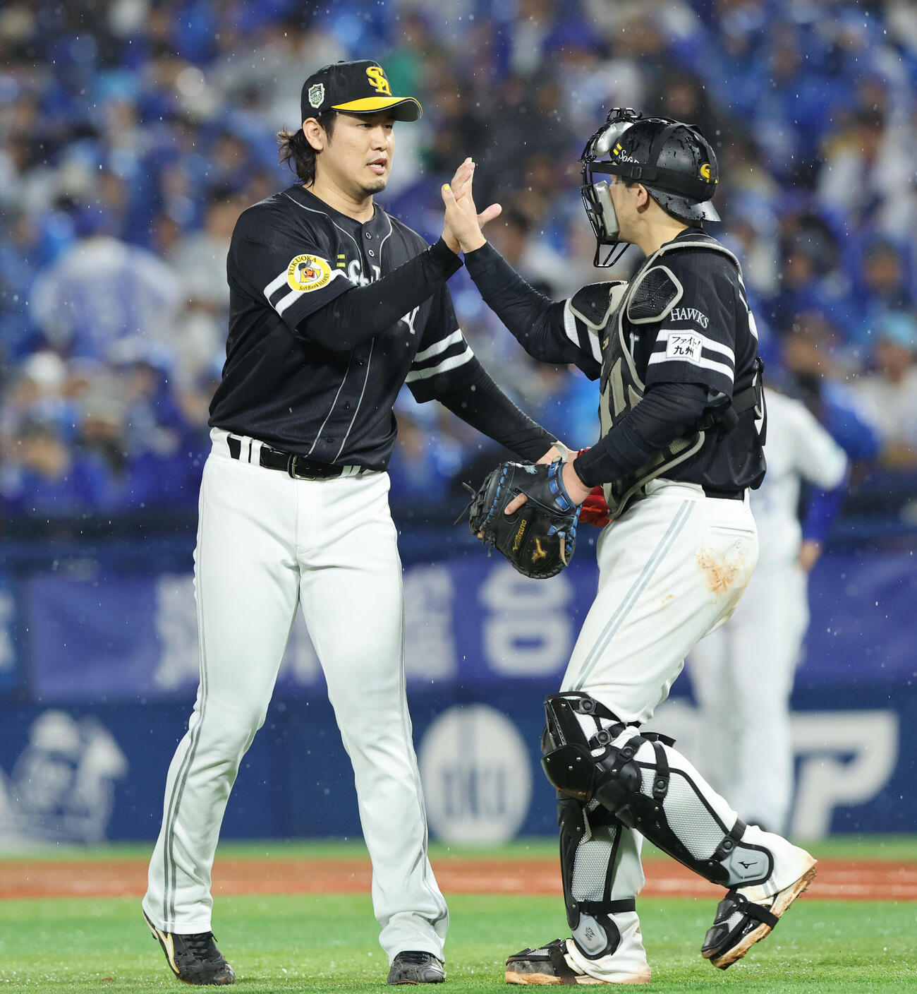 DeNA対ソフトバンク10回に登板したソフトバンク杉山一樹はきっちり抑え山本祐大捕手とハイタッチ（撮影・梅根麻紀）