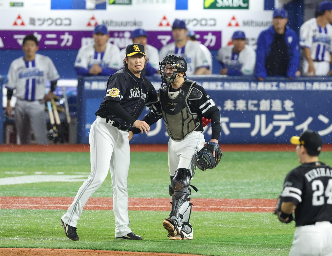 DeNA対ソフトバンク　DeNAに勝利し、握手を交わすをソフトバンク杉山一樹（左）と山本祐大（撮影・黒川智章）