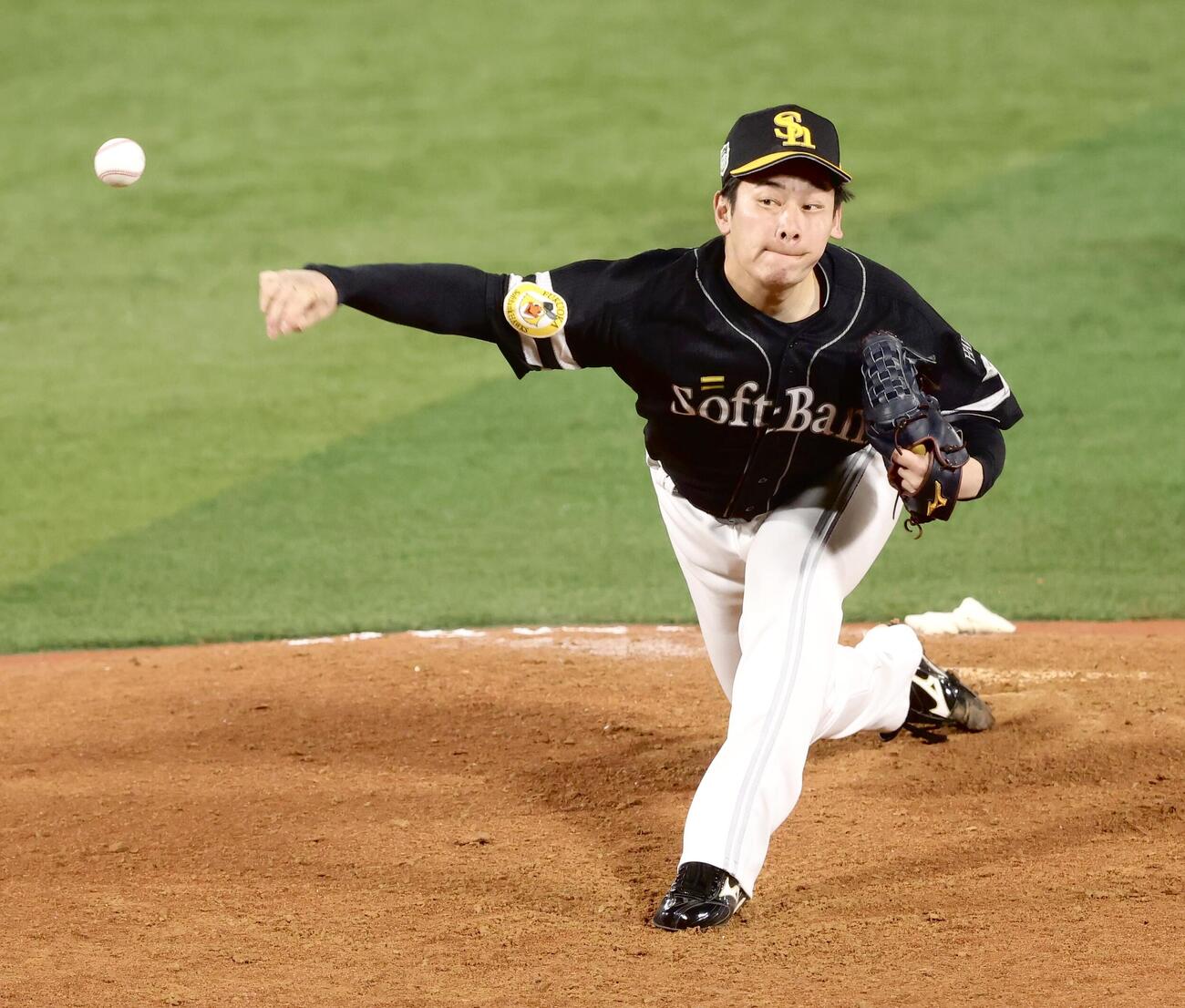 DeNA対ソフトバンク　8回裏DeNA1死一塁、力投する鈴木豪太（撮影・河田真司）