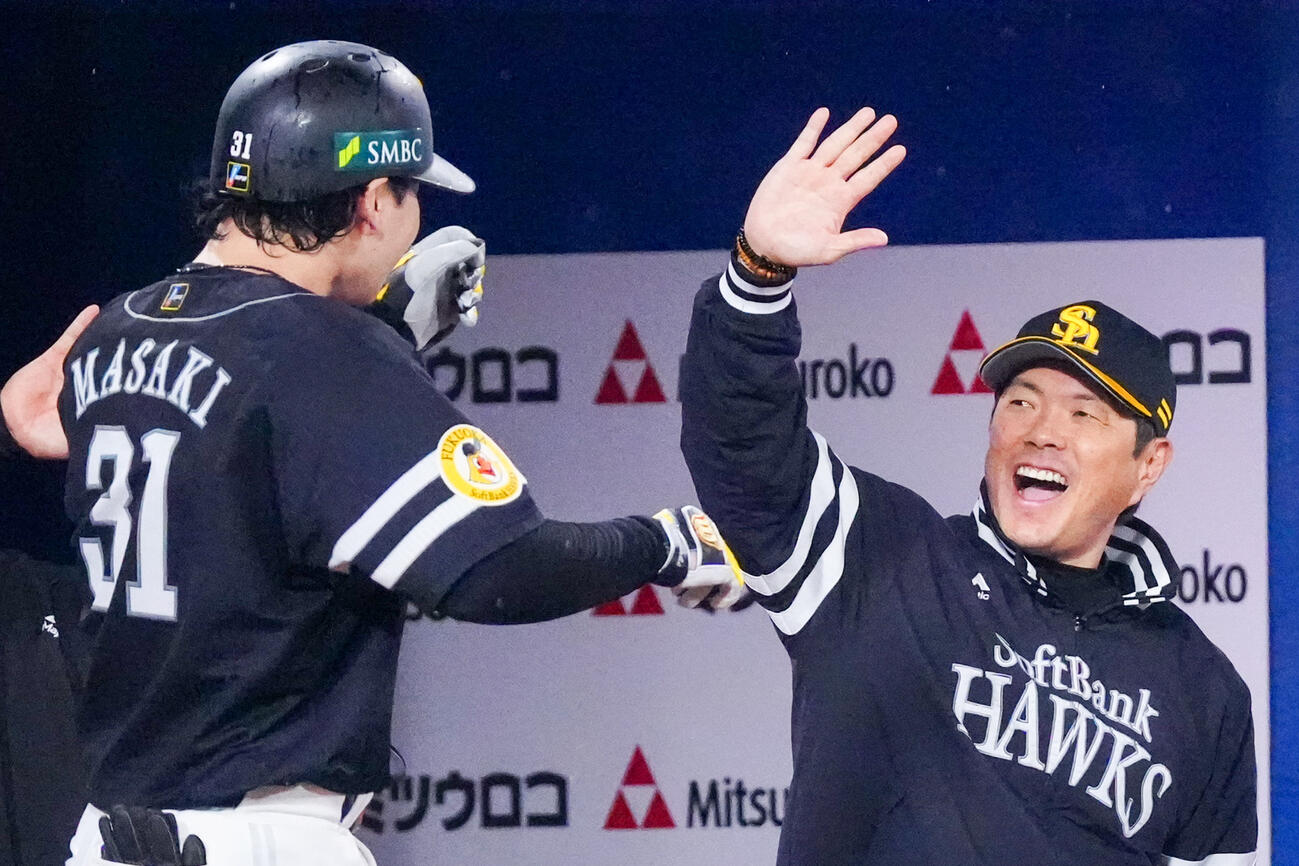 DeNA対ソフトバンク　3回表ソフトバンク1死、先制本塁打を放った正木智也（左）とタッチを交わす小久保裕紀監督（撮影・江口和貴）