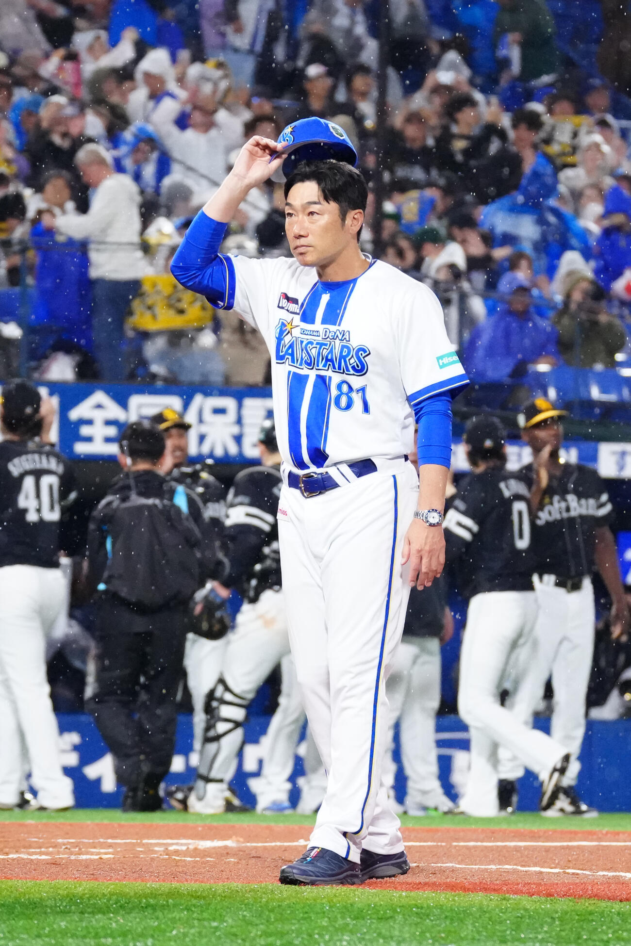 DeNA対ソフトバンク　試合後、あいさつするDeNA相川亮二監督（撮影・江口和貴）