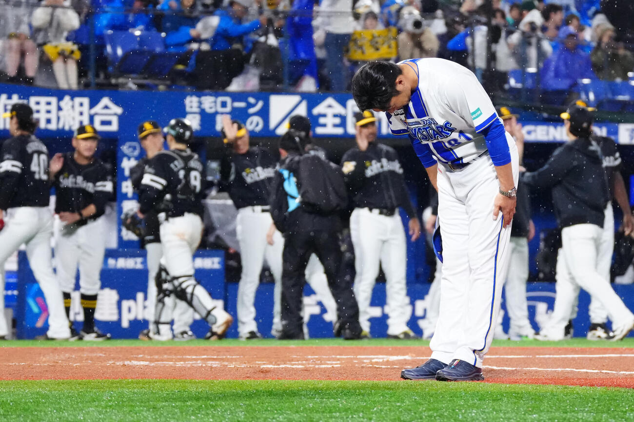 DeNA対ソフトバンク　ソフトバンクに敗れ、あいさつするDeNA相川亮二監督（撮影・江口和貴）