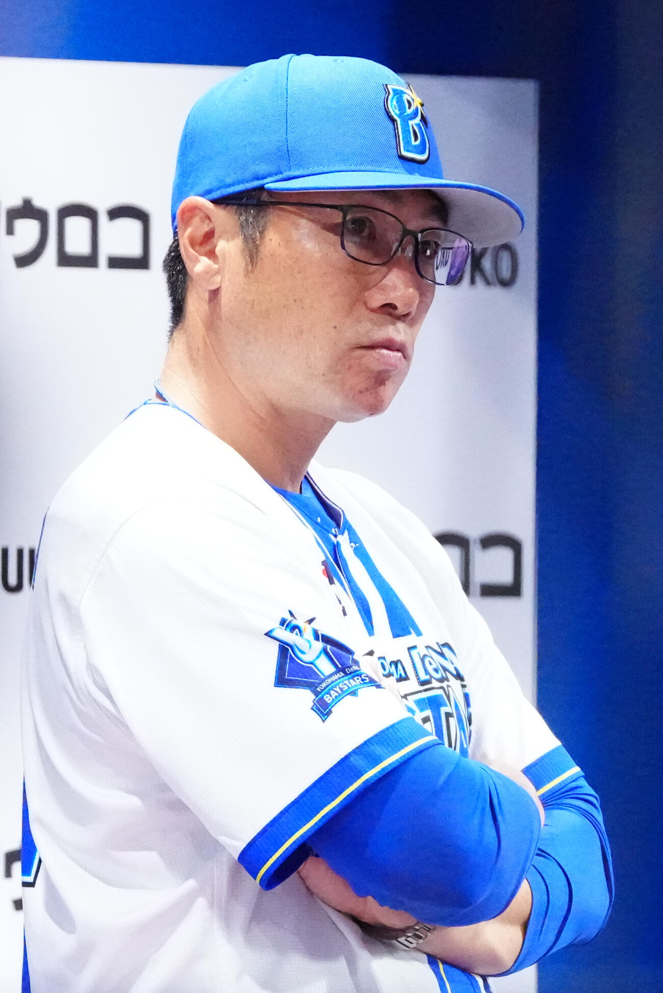 DeNA対ソフトバンク　10回裏、ベンチで厳しい表情を見せるDeNA相川亮二監督（撮影・江口和貴）