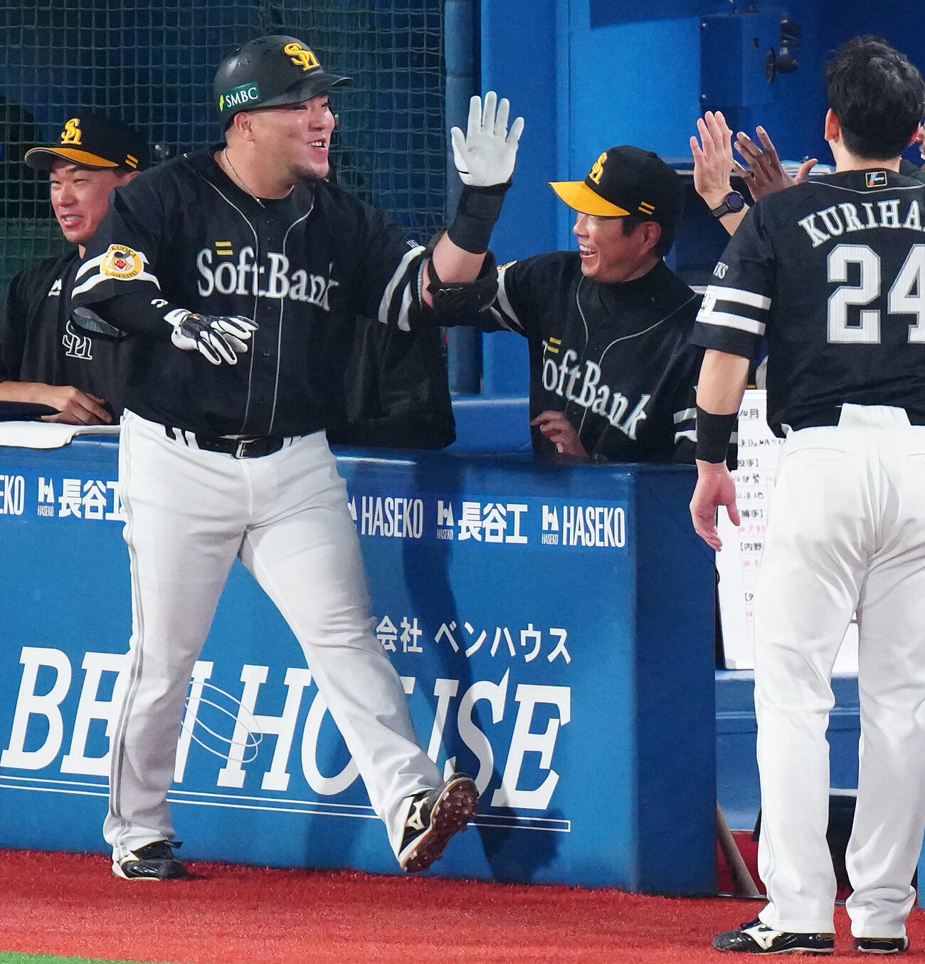 DeNA対ソフトバンク　9回表ソフトバンク1死、ソロ本塁打を放ちった代打山川穂高（左手前）を迎える小久保裕紀監督（撮影・鈴木みどり）
