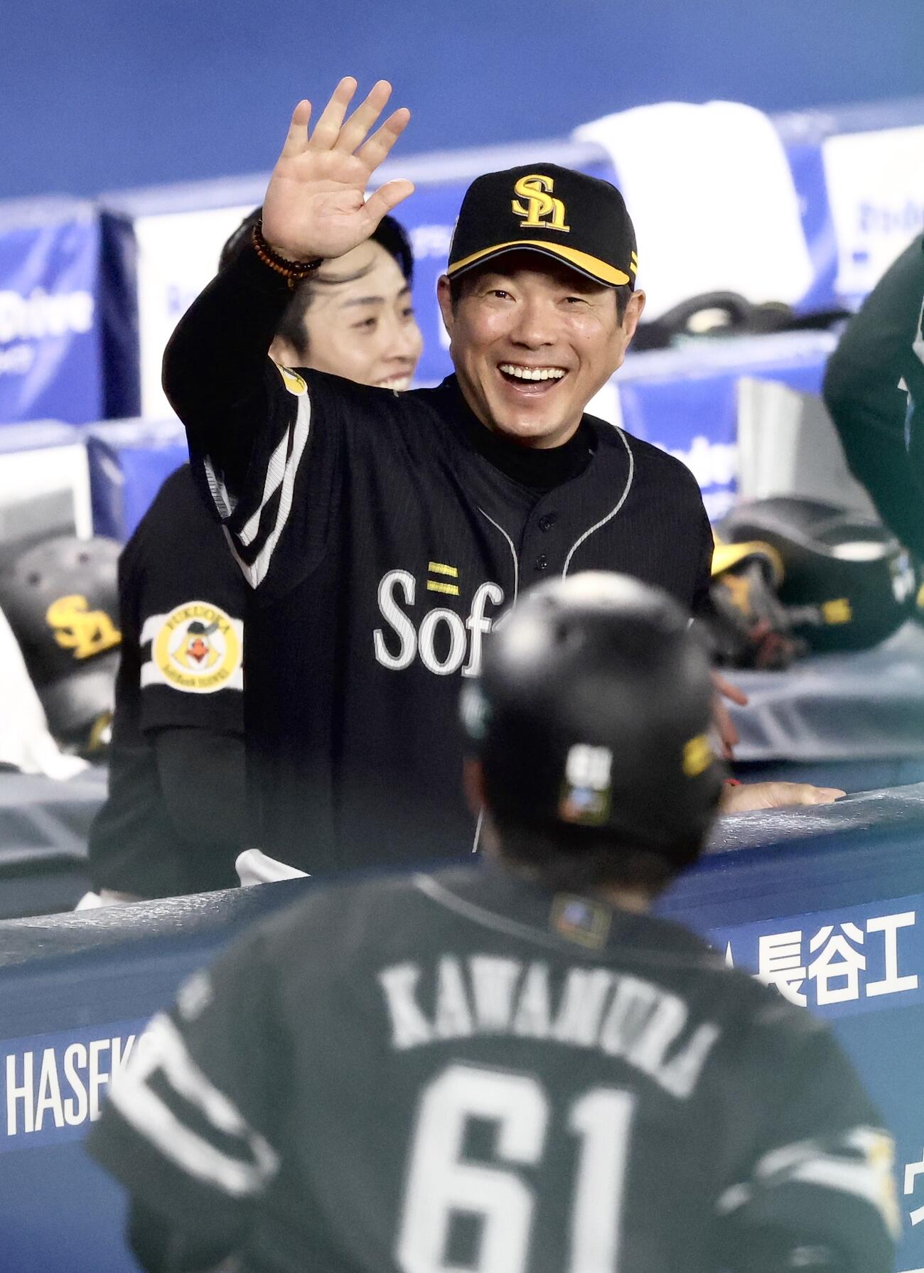 DeNA対ソフトバンク　10回表ソフトバンク1死、勝ち越し中越え本塁打で生還する川村友斗（手前）を笑顔で迎える小久保裕紀監督（撮影・河田真司）