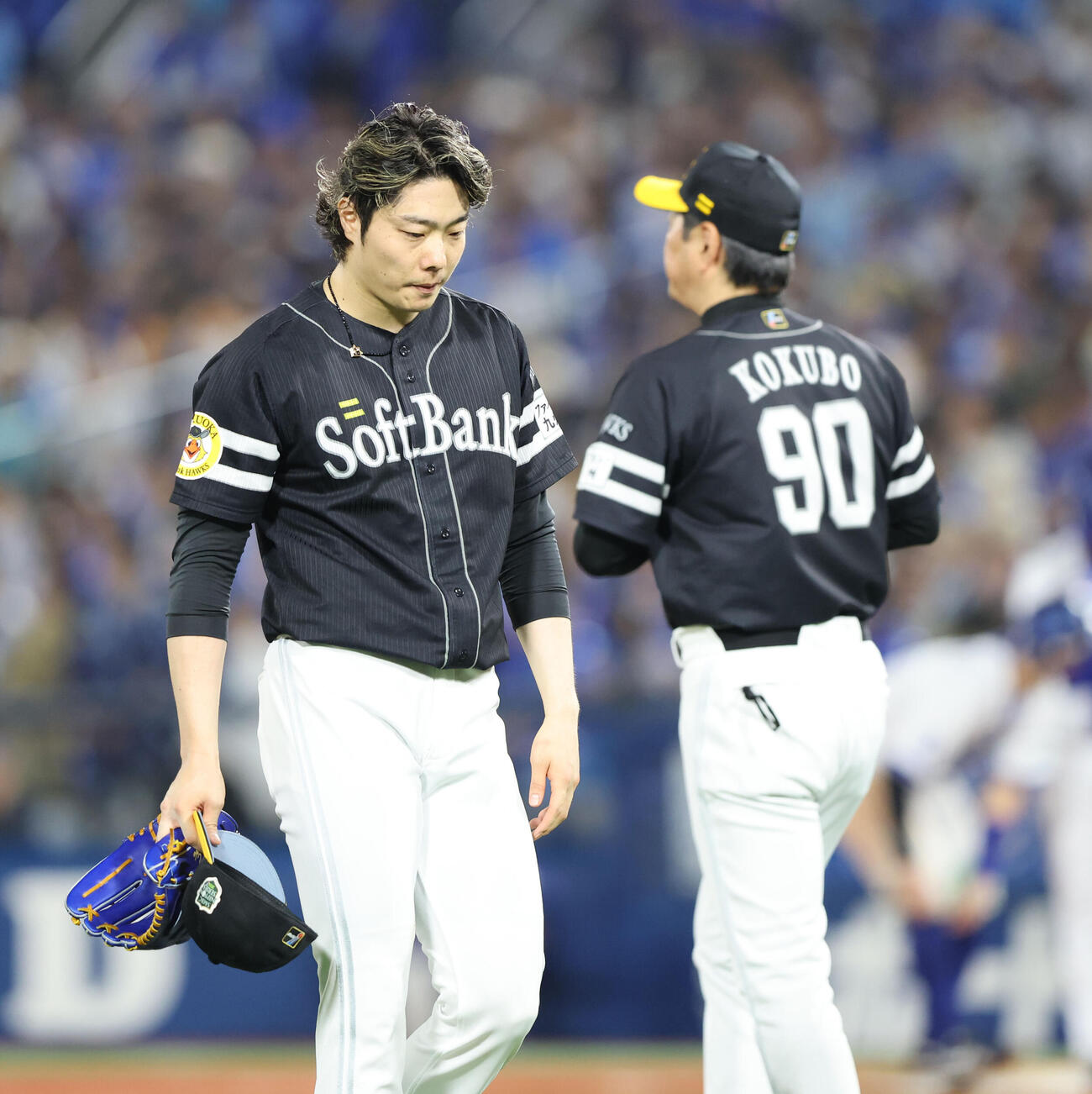 DeNA対ソフトバンク8回途中、降板するソフトバンク松本裕樹。右は小久保裕紀監督（撮影・梅根麻紀）
