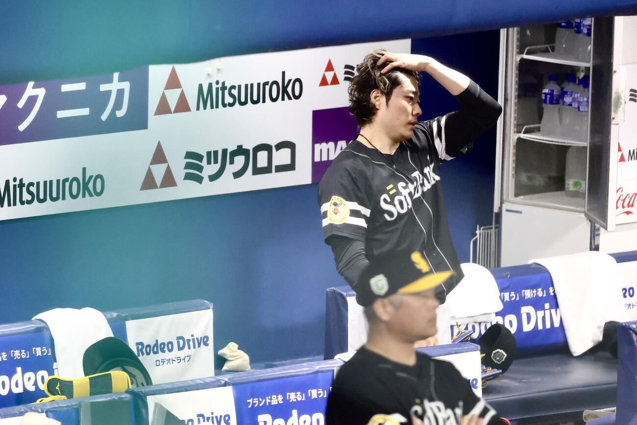 DeNA対ソフトバンク　8回途中、降板しベンチで表情を曇らせる松本裕樹（撮影・河田真司）