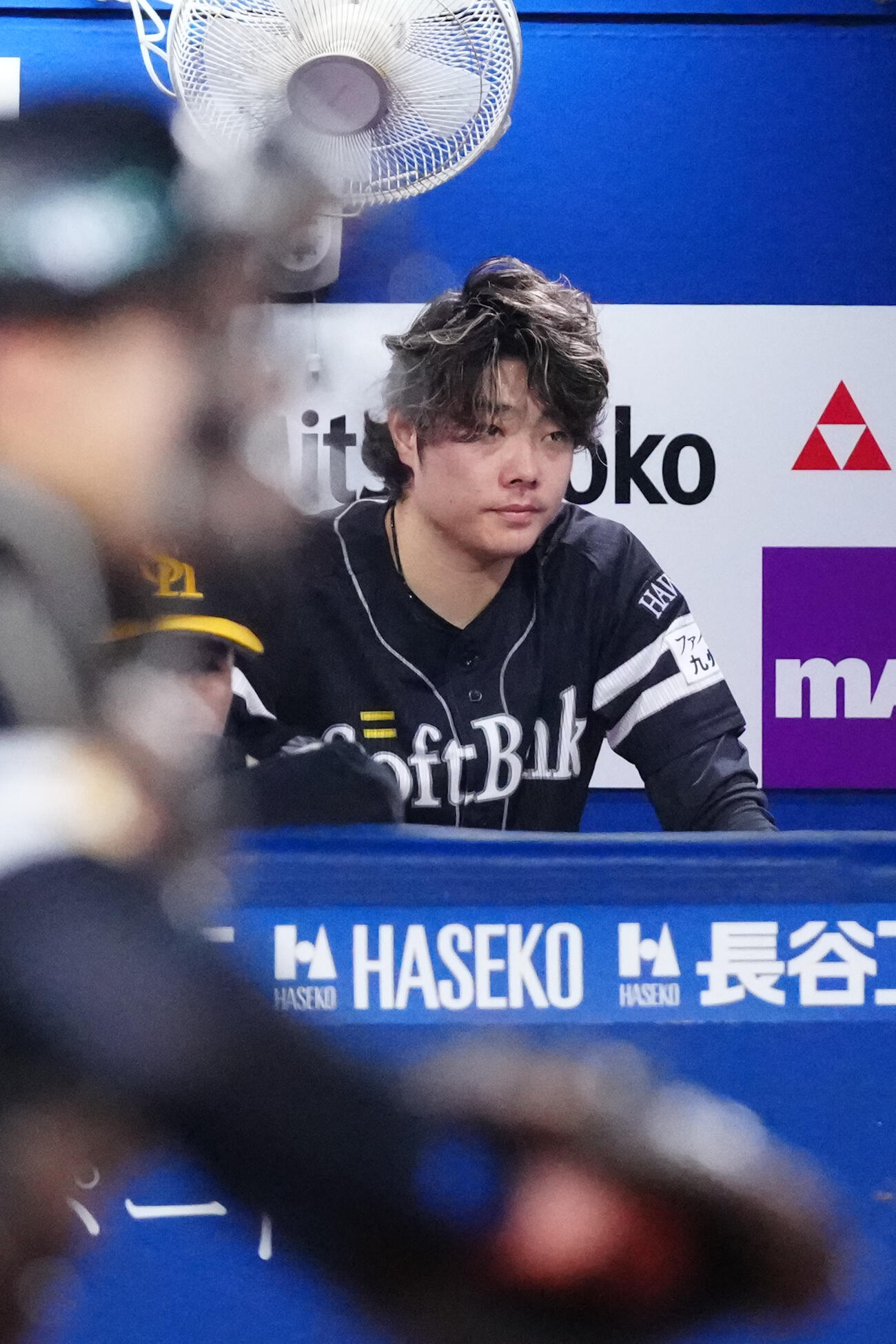 DeNA対ソフトバンク　8回裏途中、降板し、ベンチに座るソフトバンク2番手の松本裕樹（撮影・江口和貴）