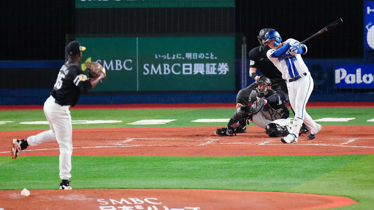 DeNA対ソフトバンク　2回裏DeNA1死二、三塁、空振り三振に倒れる成瀬脩人、。投手リバン・モイネロ（撮影・鈴木みどり）