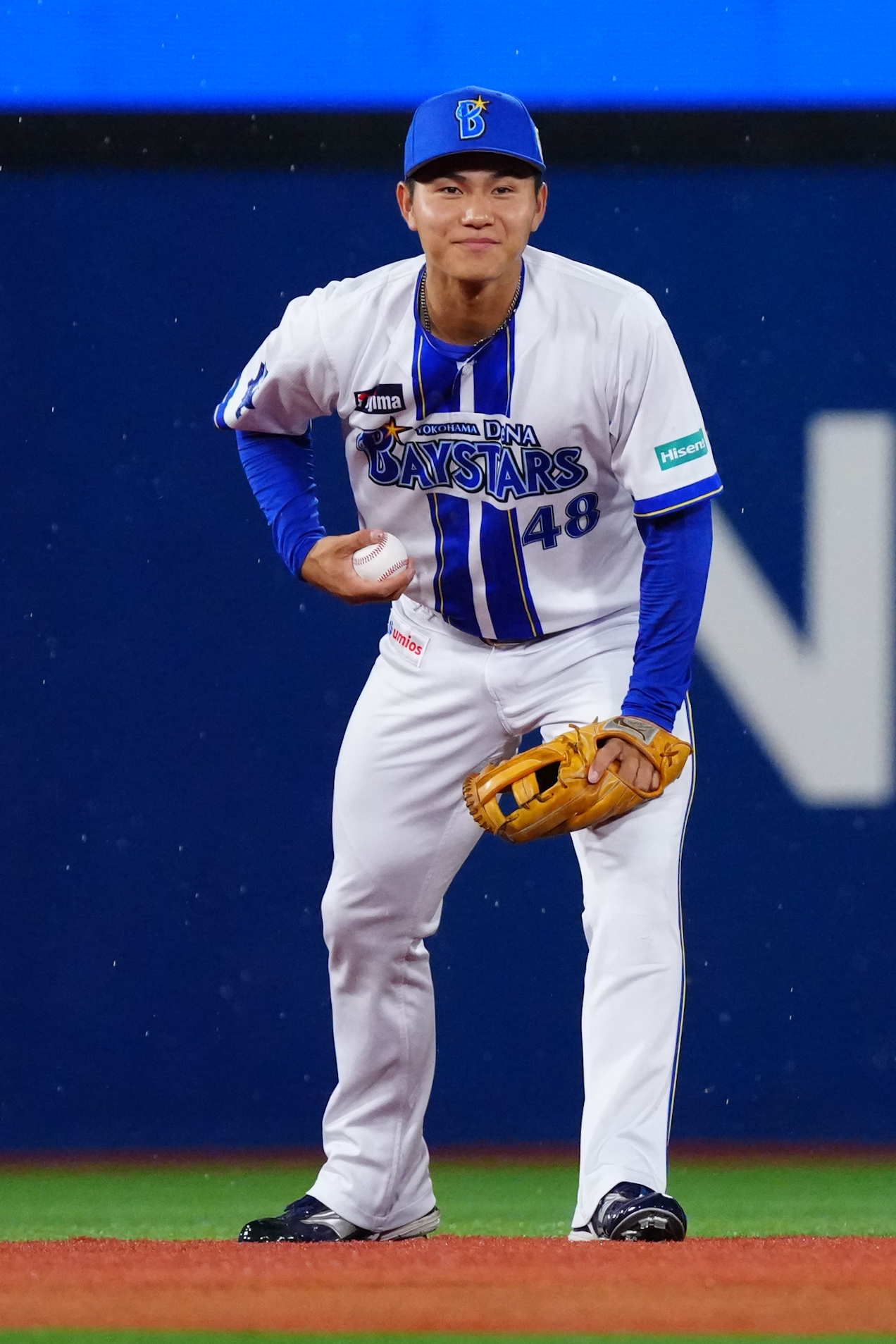 DeNA対ソフトバンク　1回表ソフトバンク無死、正木智也の打球処理で失策した遊撃手成瀬脩人（撮影・江口和貴）