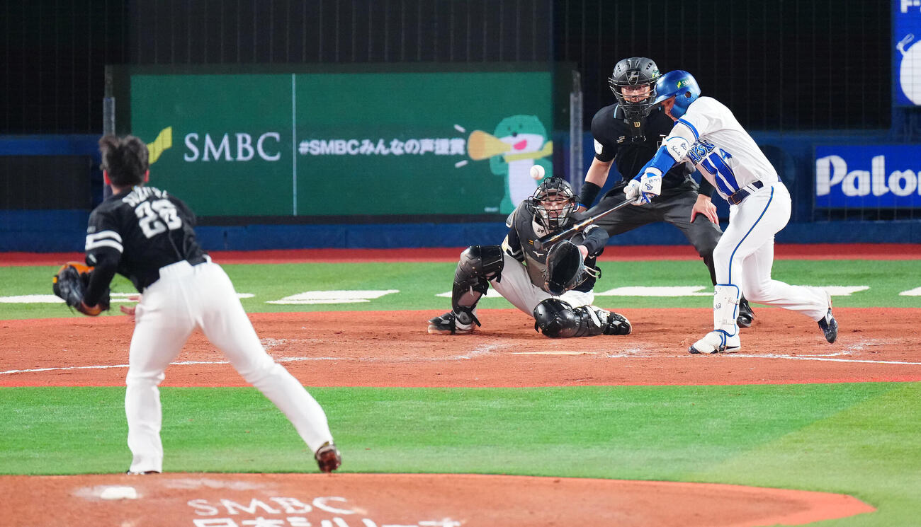 DeNA対ソフトバンク　8回裏DeNA2死一塁、安打を放つ成瀬脩人。投手鈴木豪太（撮影・鈴木みどり）