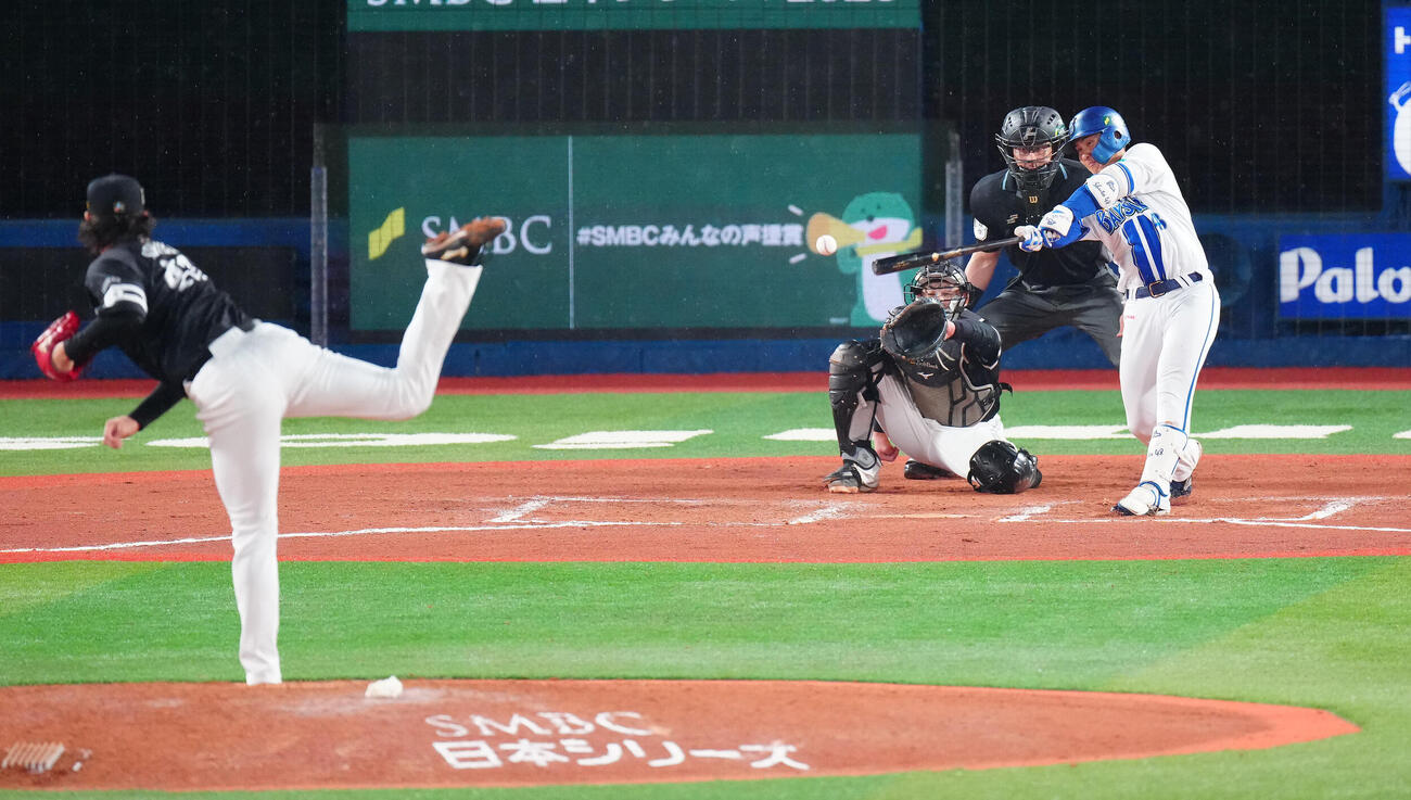 DeNA対ソフトバンク　10回裏DeNA2死、安打を放つ成瀬脩人。投手杉山一樹（撮影・鈴木みどり）