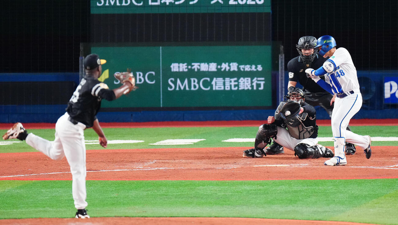 DeNA対ソフトバンク　4回裏DeNA2死二塁、見逃し三振に倒れる成瀬脩人。投手リバン・モイネロ（撮影・鈴木みどり）