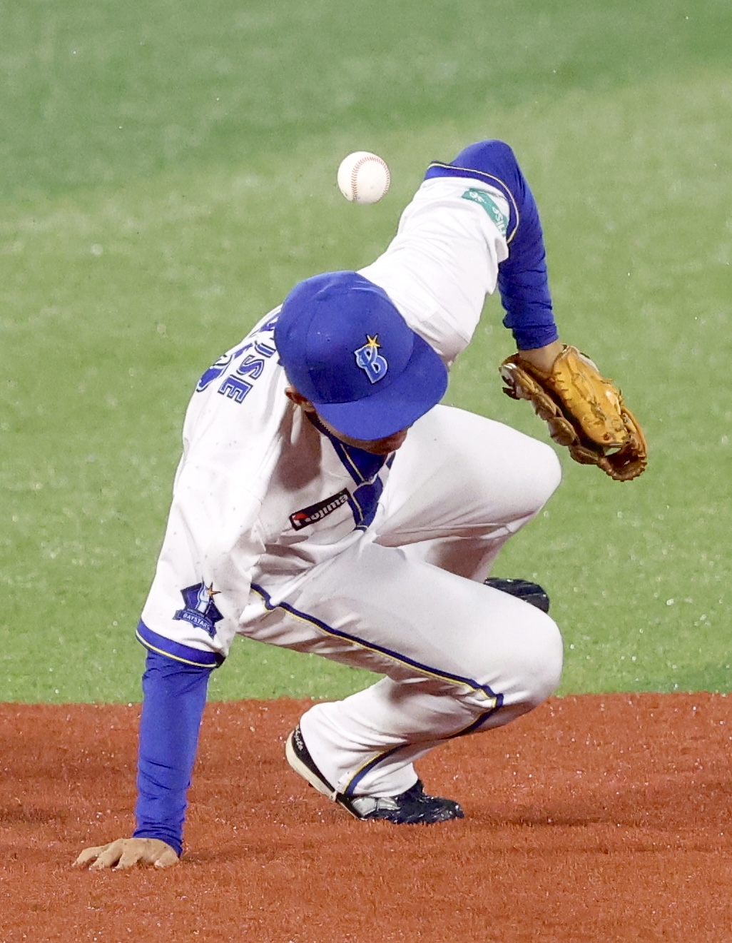 DeNA対ソフトバンク　1回表ソフトバンク無死、正木智也の打球をファンブルする成瀬脩人（撮影・河田真司）