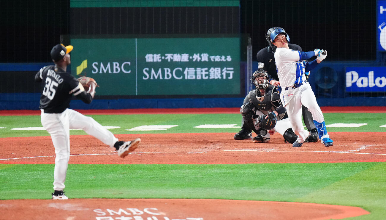 DeNA対ソフトバンク　4回裏DeNA2死、二塁打を放つ井上朋也。投手リバン・モイネロ（撮影・鈴木みどり）